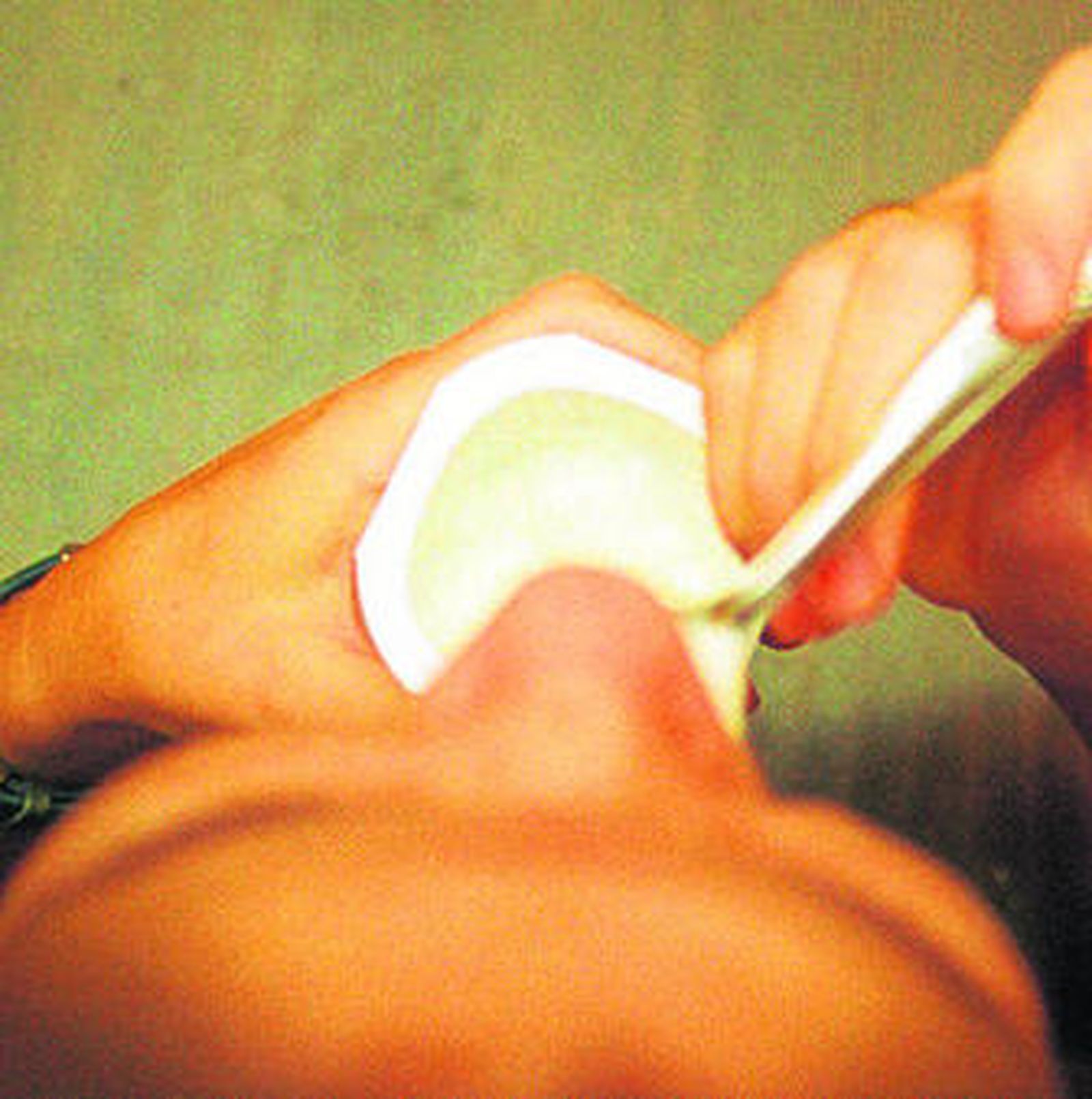 Un niño toma un yogur en un comedor escolar.