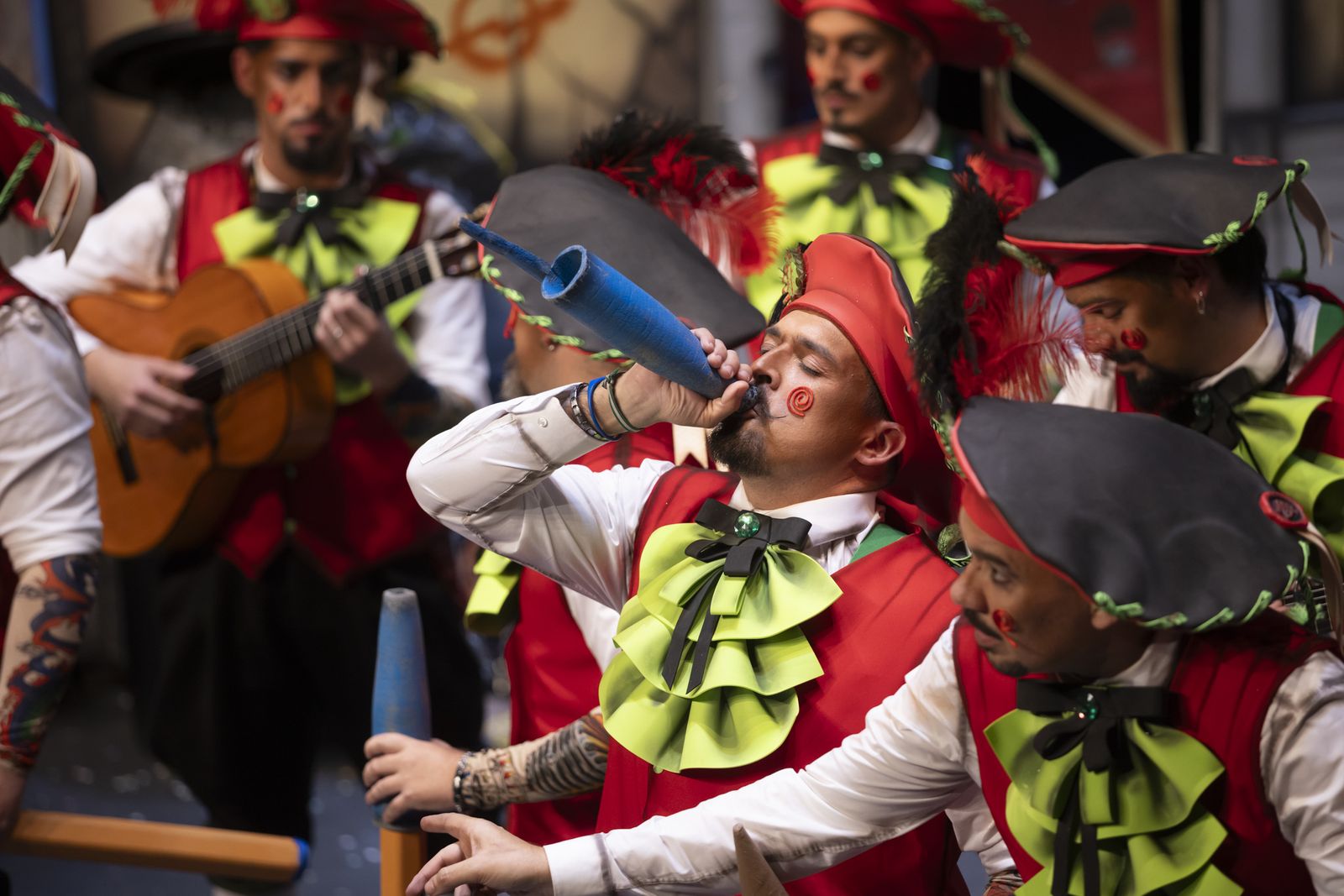 Imágenes de la murga "Los Lope de Pega" en la final del Carnaval Colombino 2024