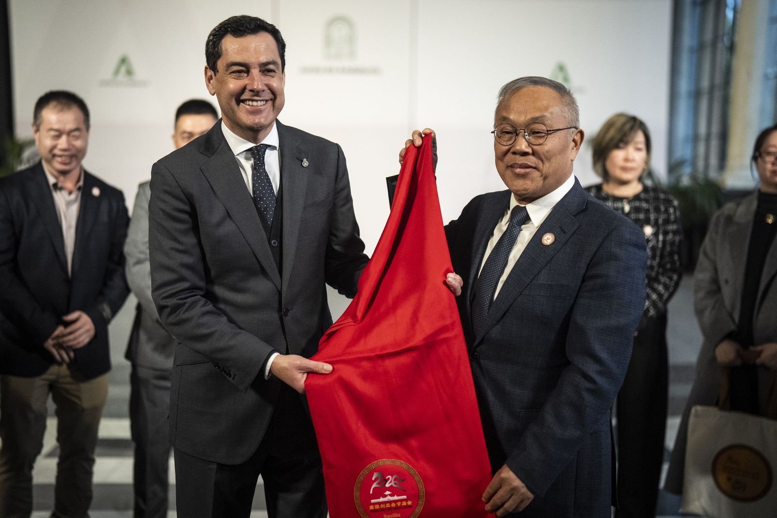 Juanma Moreno con la Asociación de Comerciantes Chinos en Andalucía a los que recibió en el Palacio de San Telmo.