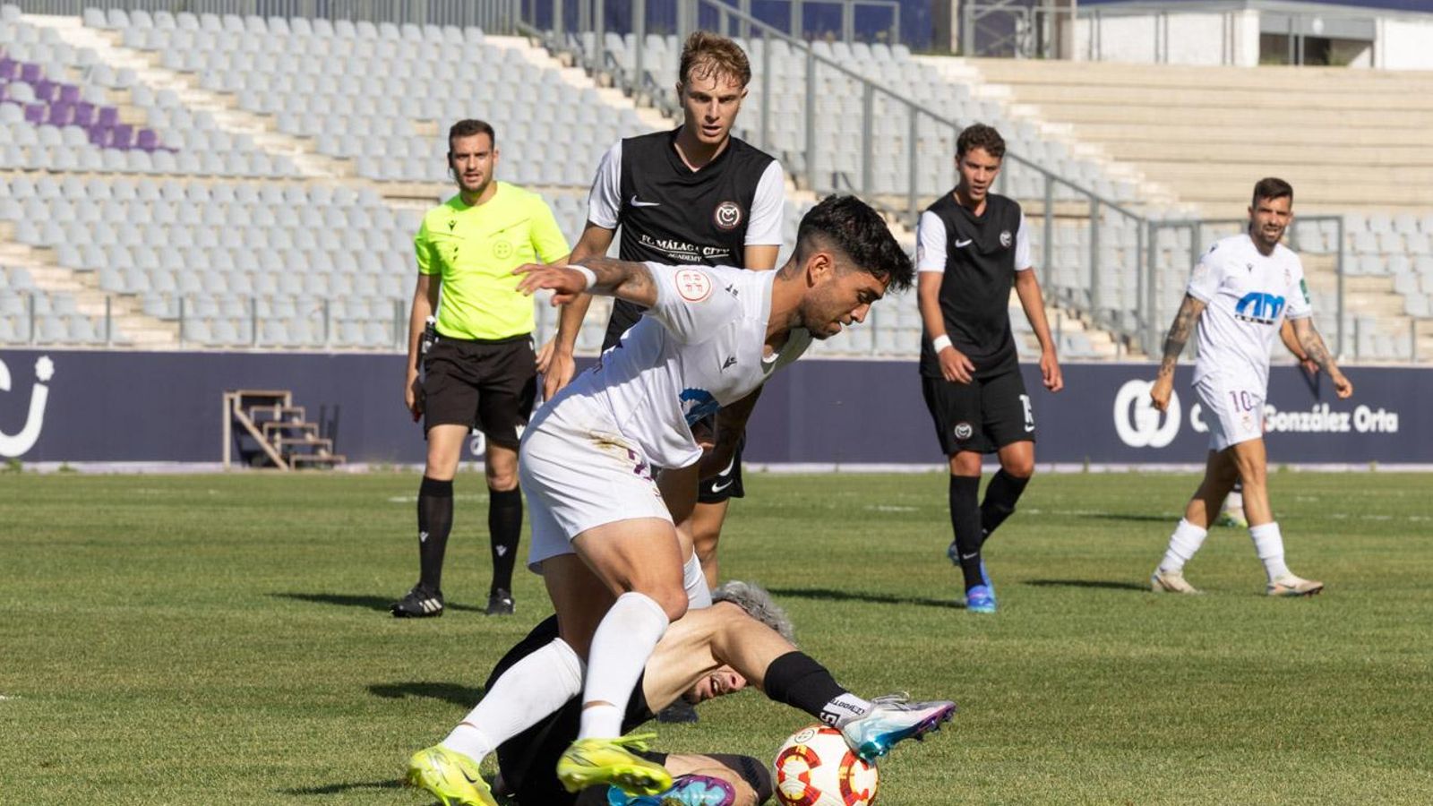 Óscar Lozano no pudo sentenciar el partido desde los 11 metros.