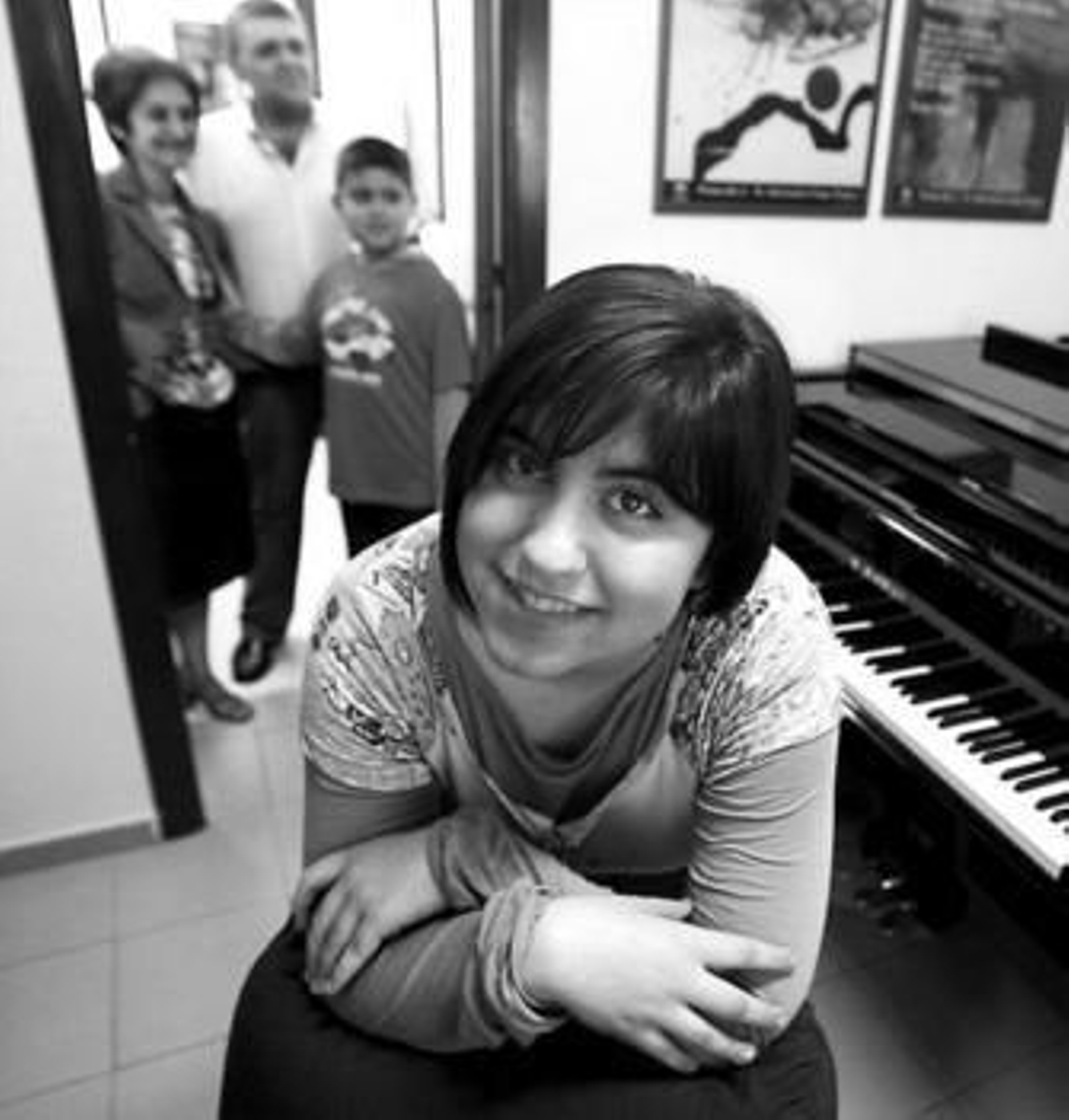 Ángela Espinosa, en primer plano. Detrás sus padres y su hermano Nicolás.