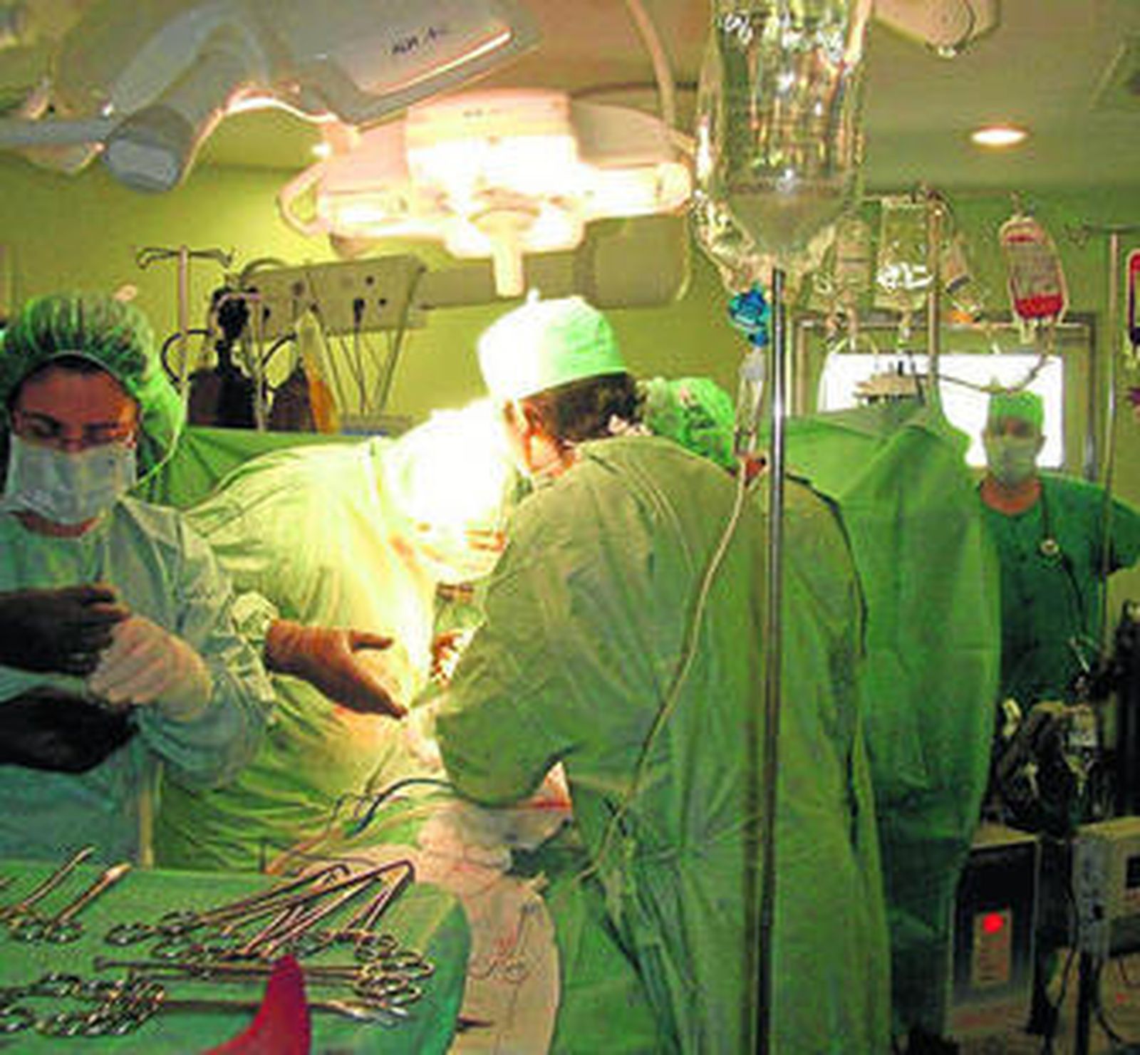 Un equipo de trasplantes del Carlos Haya durante una intervención.