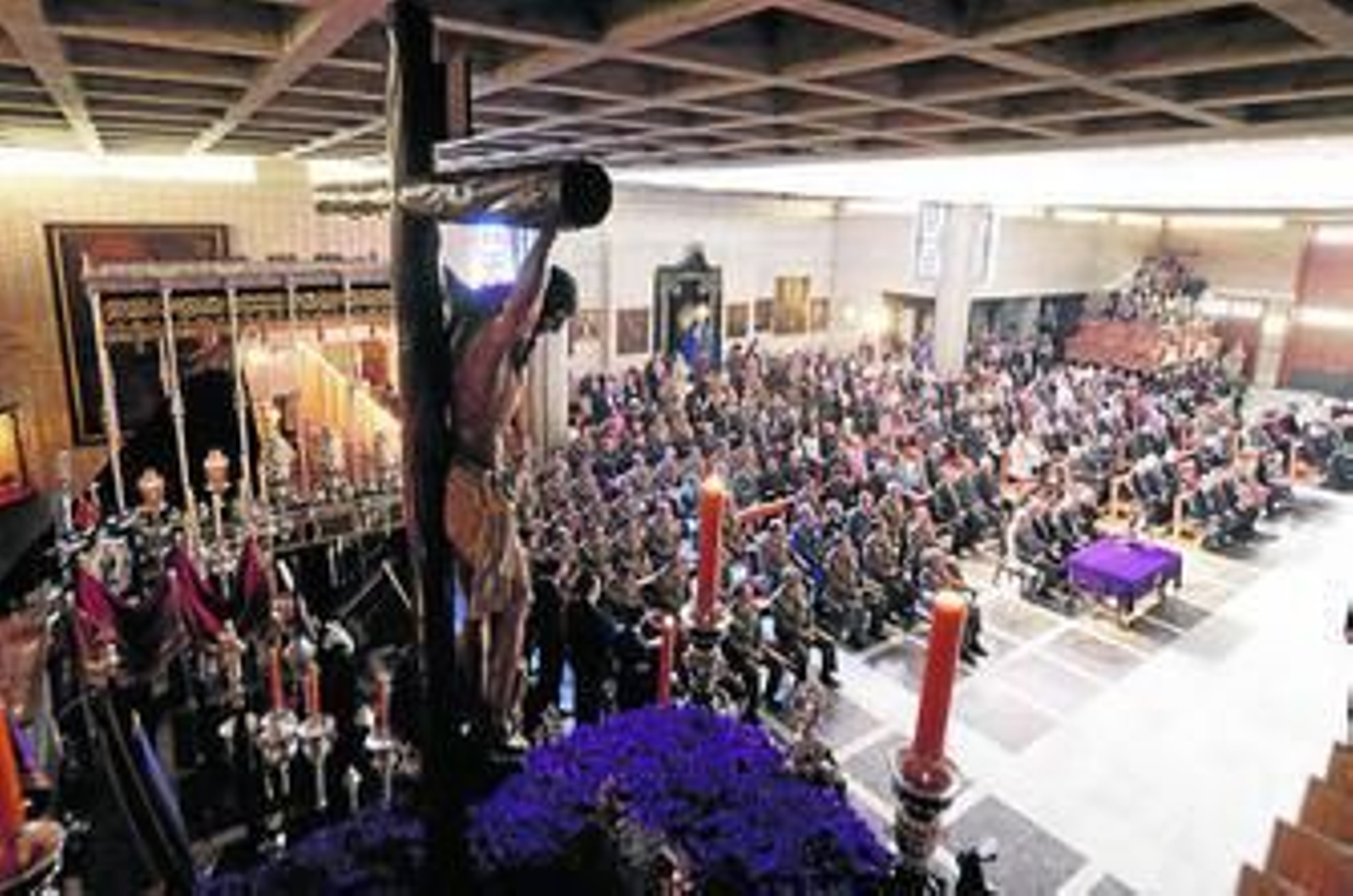 Panorámica del interior del templo de Capuchinos durante la celebración de la ofrenda del Ejército.