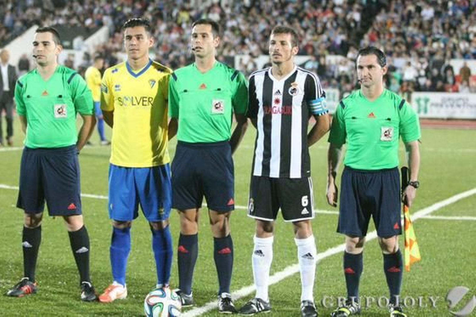 Josete e Ismael Chico, capitanes, junto al trío arbitral.   Foto: Paco Guerrero