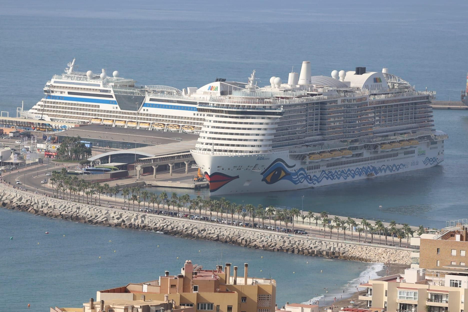 El crucero 'AIDAcosma' atracado en su histórica escala malagueña. El crucero 'AIDAcosma' atracado en su histórica escala malagueña.