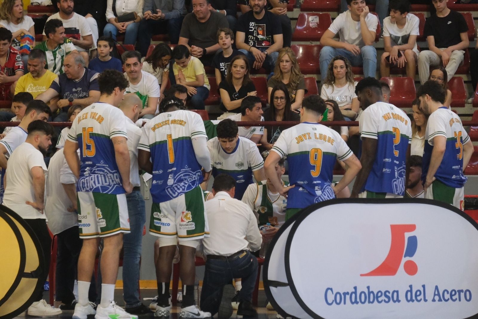 Alfredo Gálvez da órdenes a sus jugadores durante un tiempo muerto.