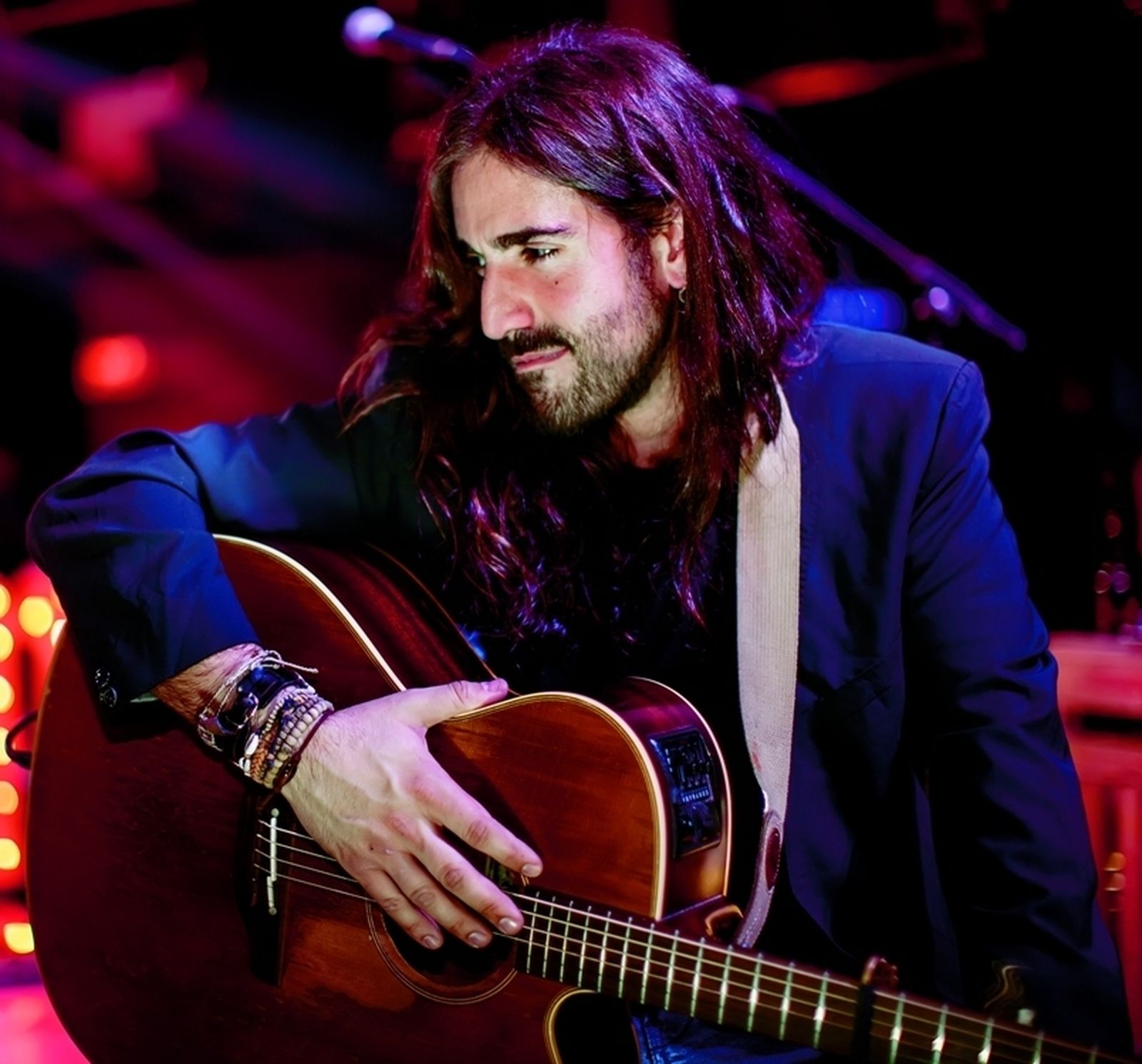 Foto promocional del cantautor gallego Andrés Suárez.