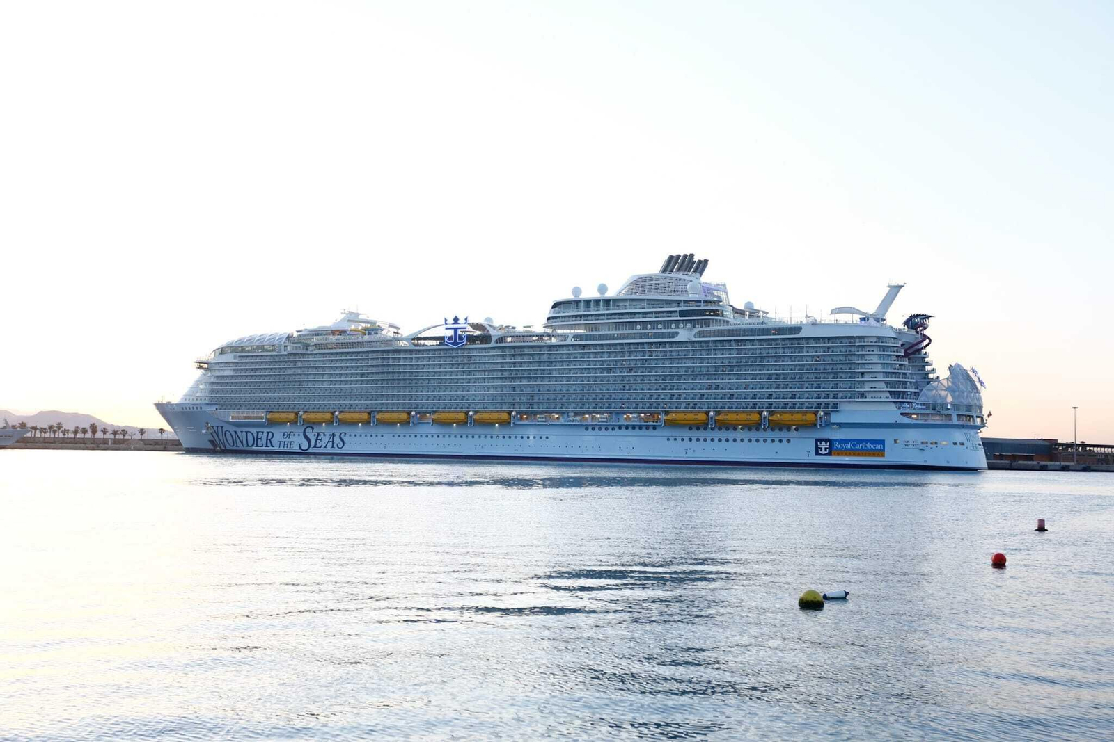 Las fotos del 'Wonder of the Seas' en sus primeras horas en el puerto de Málaga