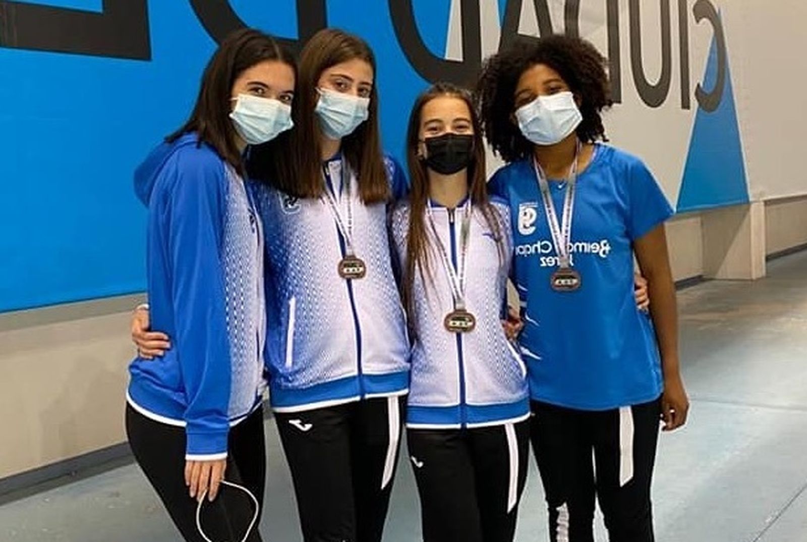 Marta Moreno, Paula Pozo y Patricia Pérez, con sus medallas de oro.