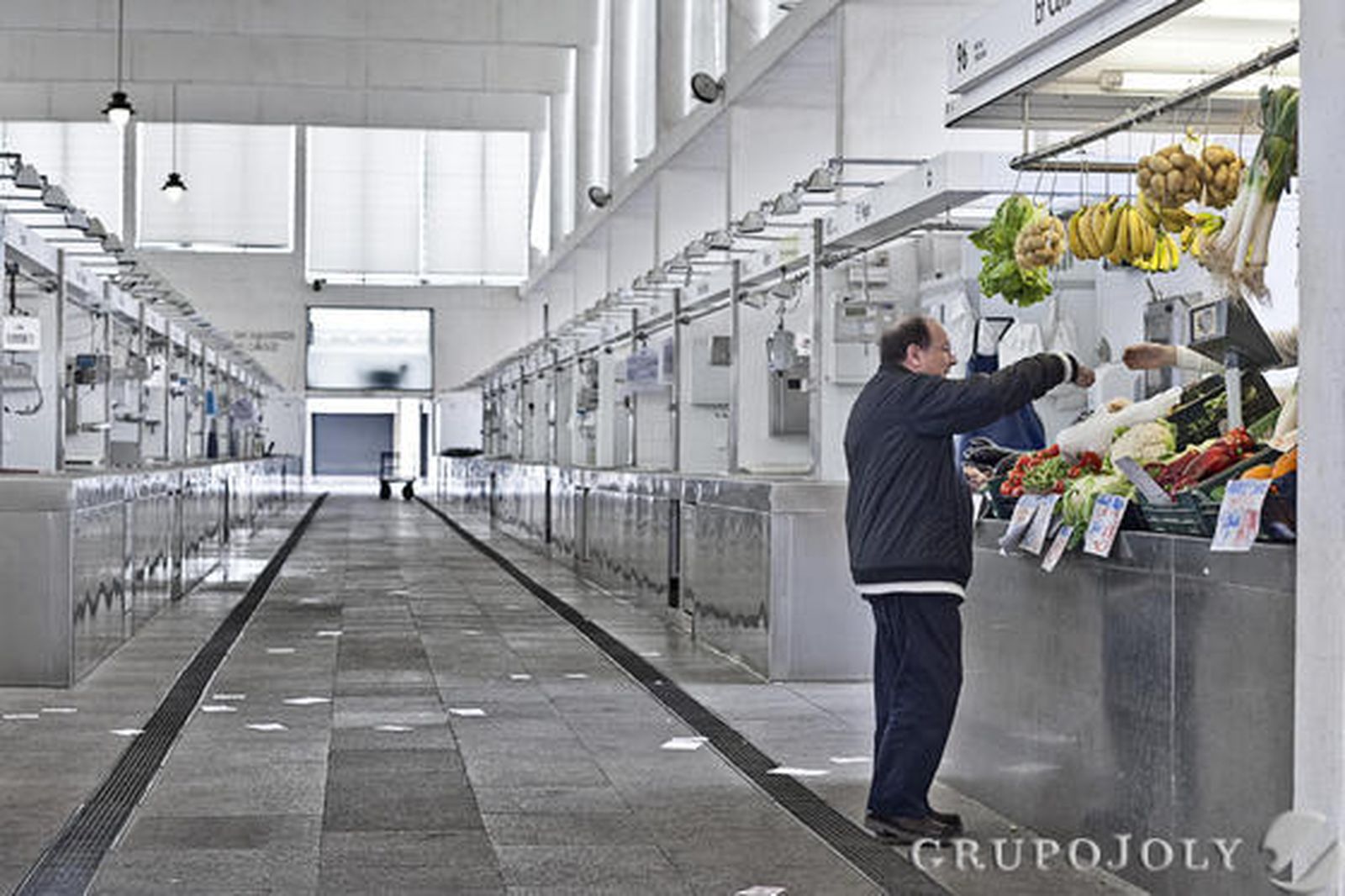 Una frutería, de los pocos puestos activos en el mercado central. 

Foto: Julio González