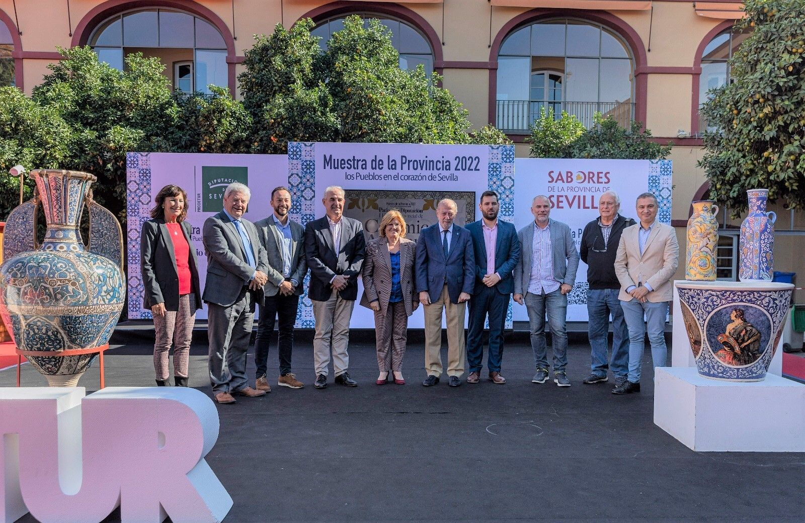 Fernando Rodríguez Villalobos, presidente de la Diputación de Sevilla, en la I Feria de la Cerámica Artesanal.