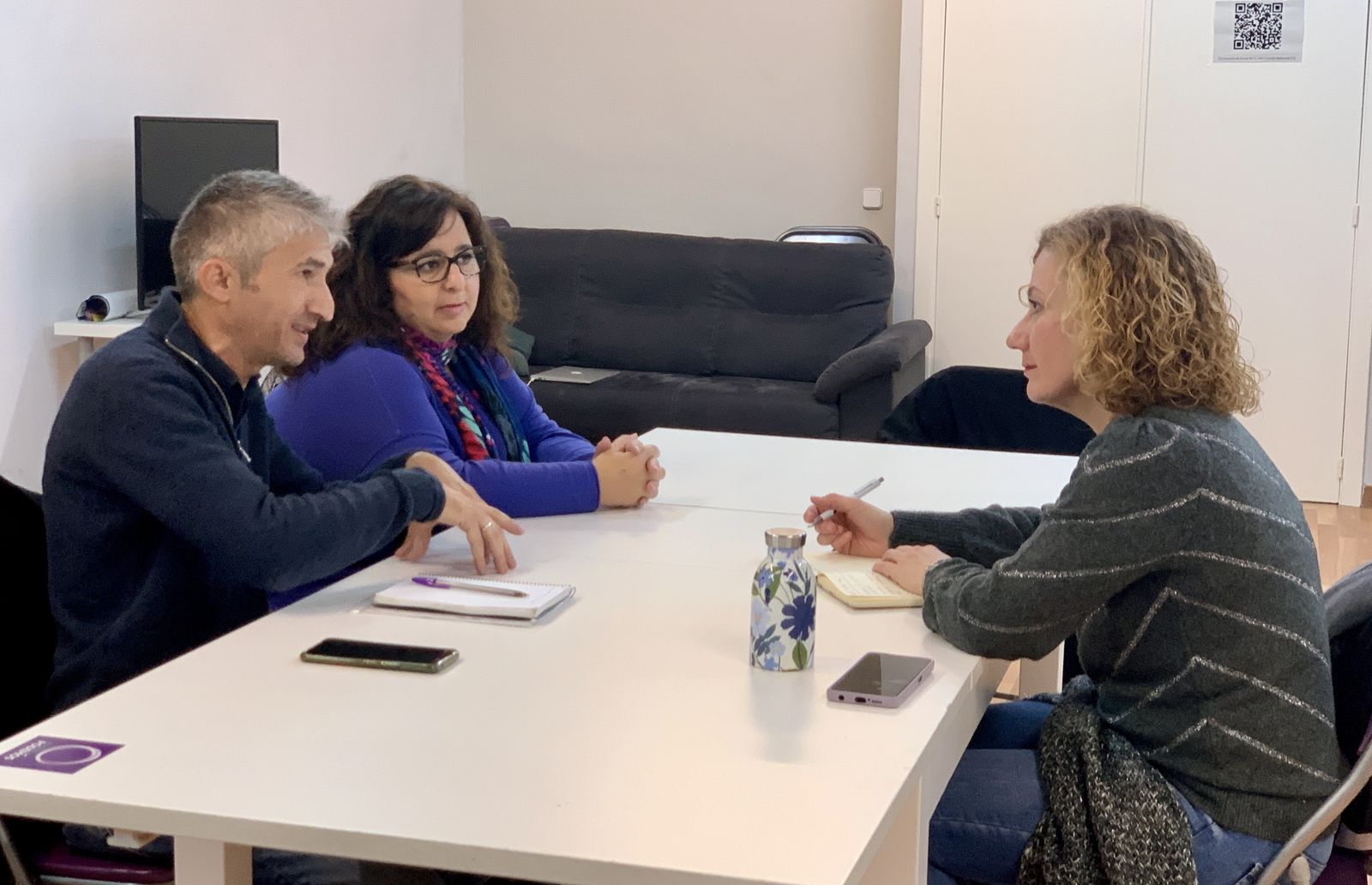 La portavoz del grupo Con Podemos-Izquierda Unida, Susana Hornillo, con representantes de Élite Taxi.