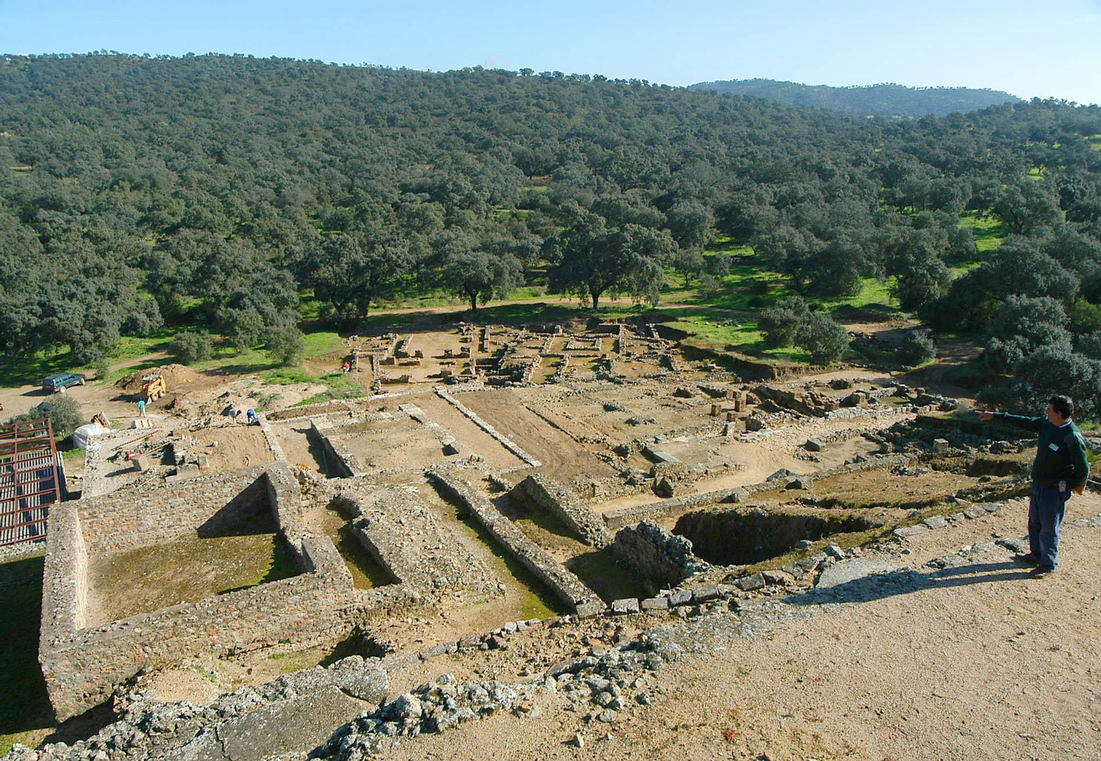 Vista general de las ruinas romanas de Munigua.