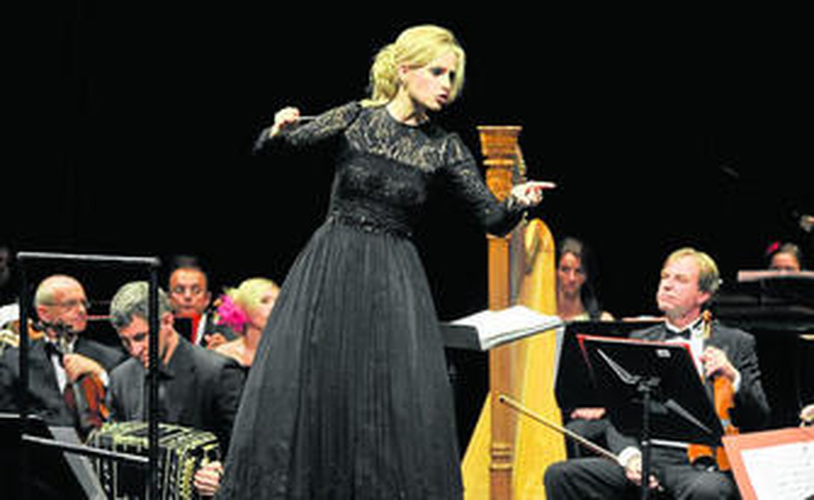 Inma Shara, ayer en el Lope, durante el concierto de la Orquesta Sinfónica Nacional Checa que dirigó en el teatro sevillano.
