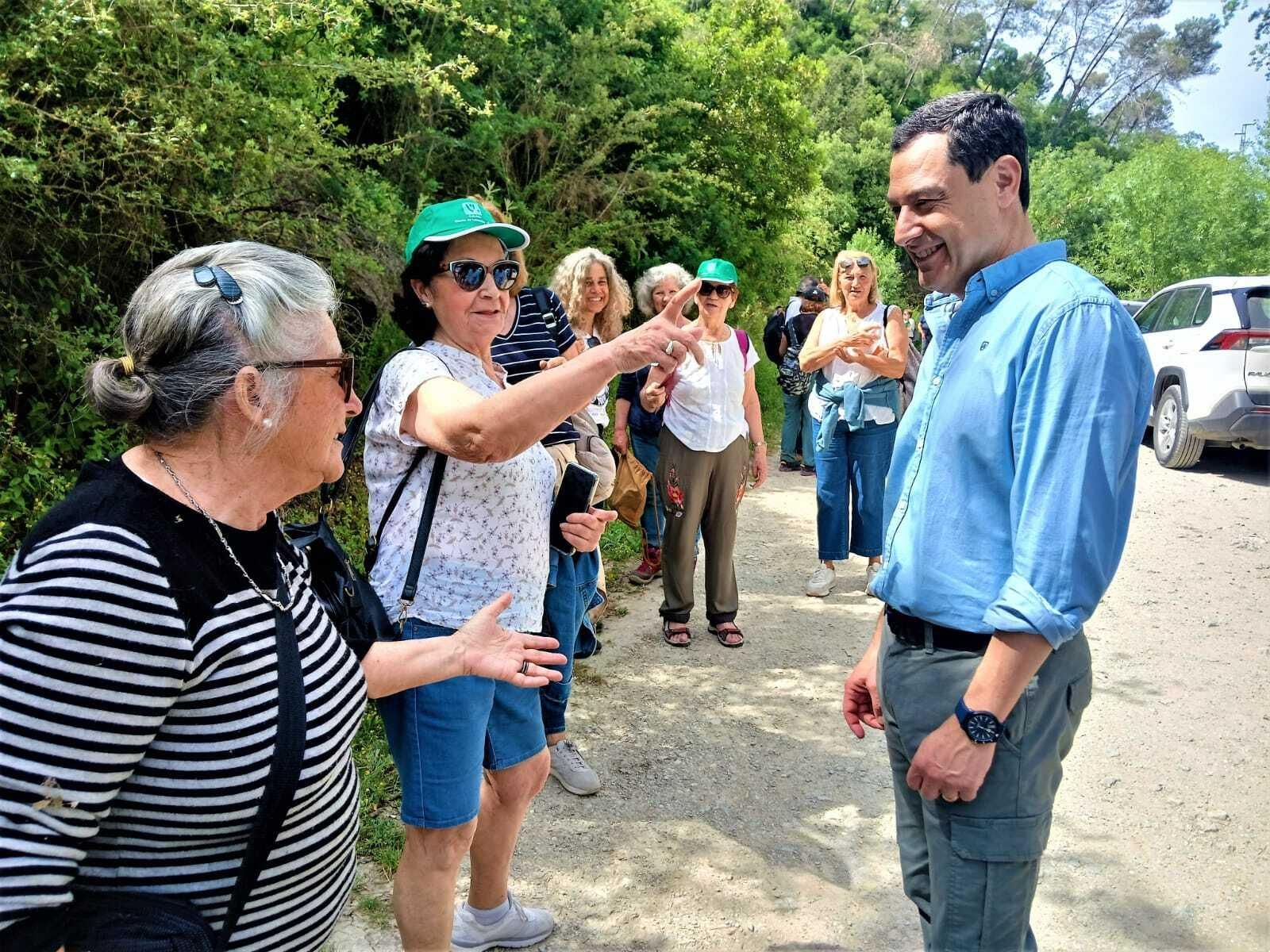 Juanma Moreno en el sendero del río Majaceite