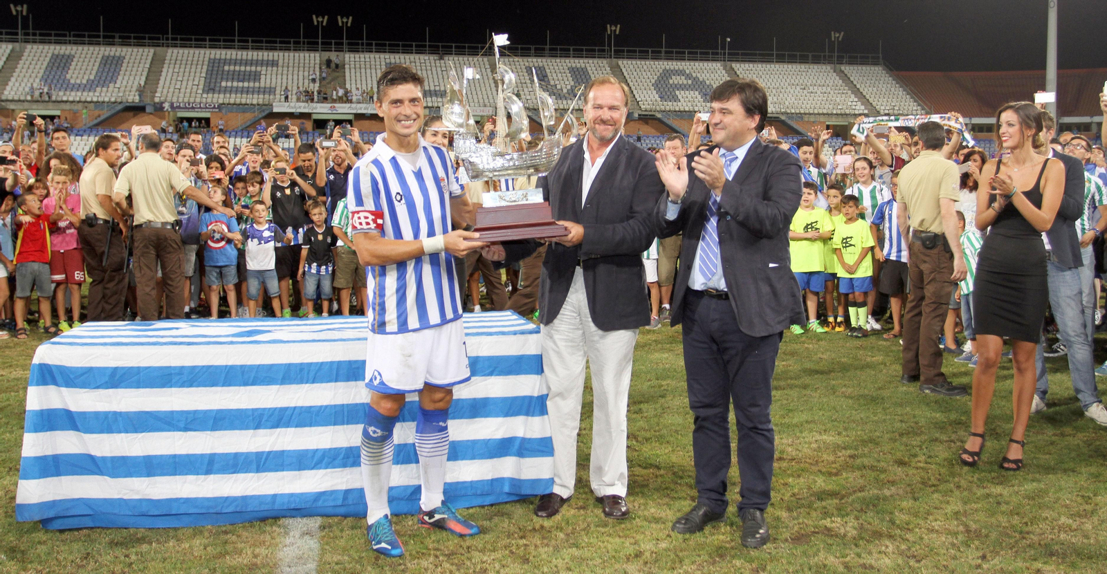 Jesús Vázquez recibe la Carabela de Plata en una edición pasada del Trofeo Colombino.
