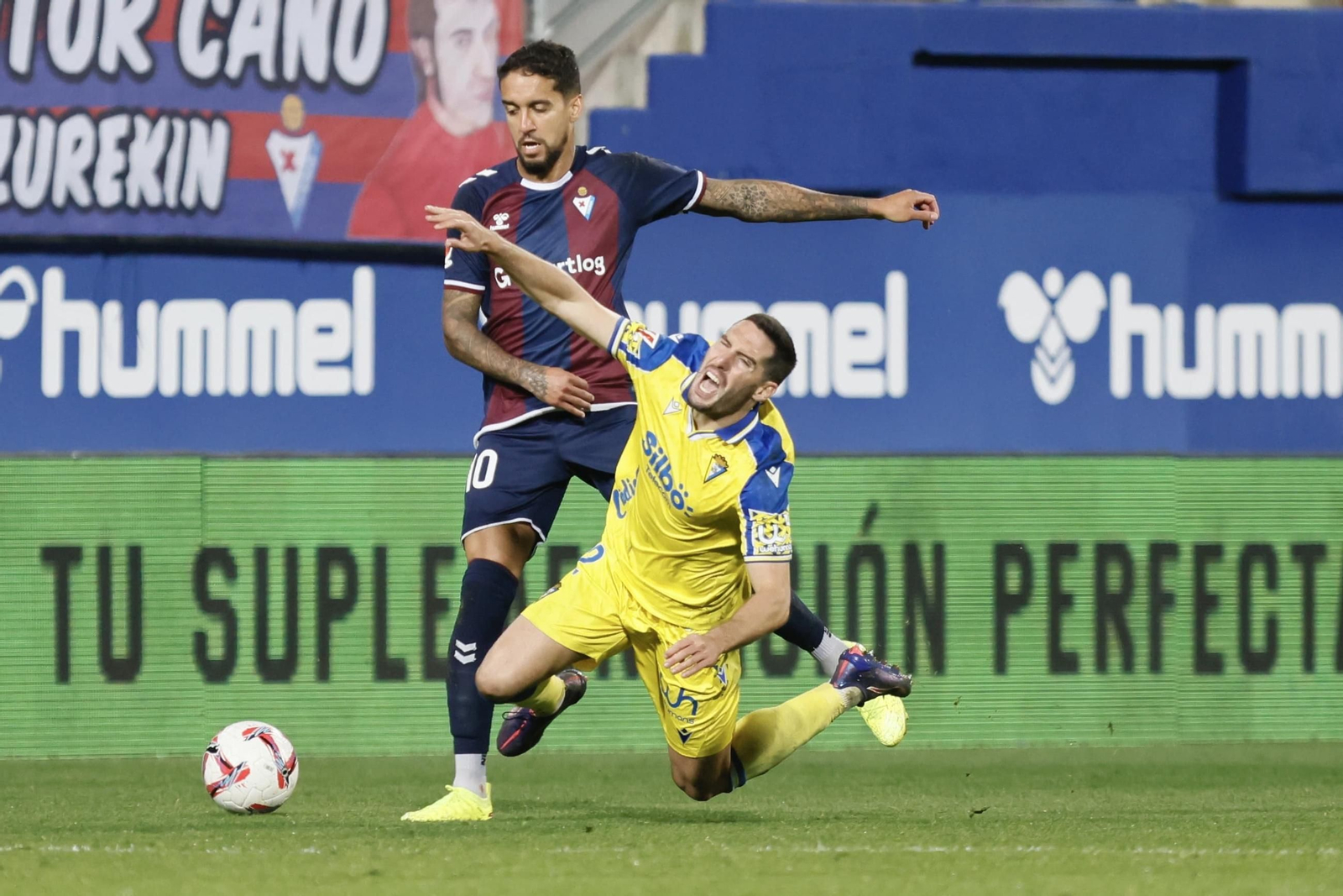 Las imágenes del partido de fútbol Éibar - Cádiz