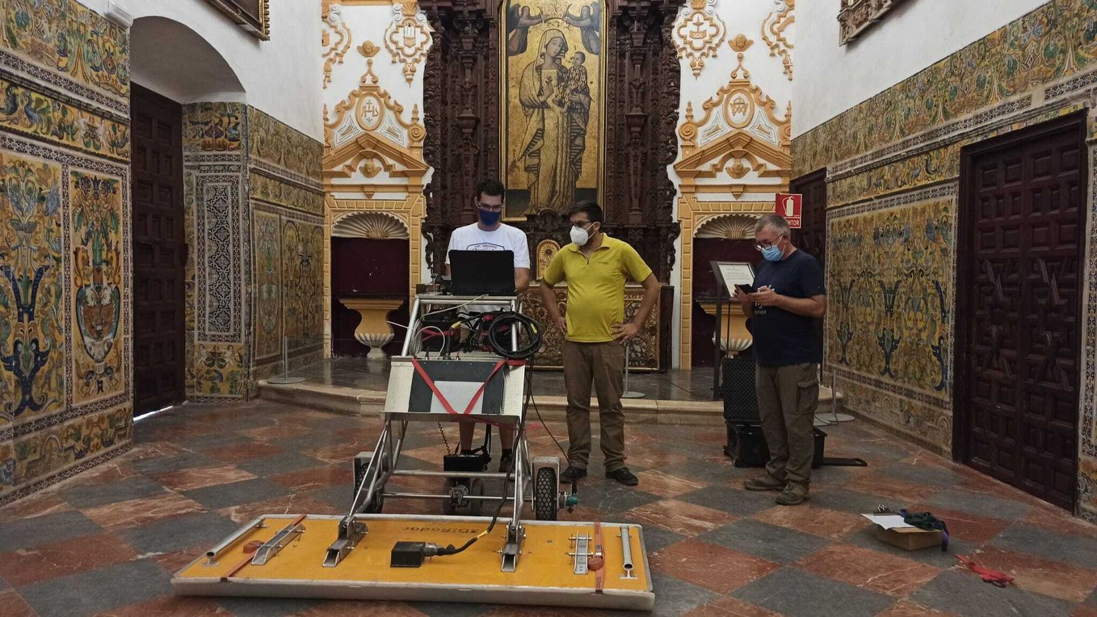 El georadar trabajando en la capilla del Palacio Gótico del Alcázar.