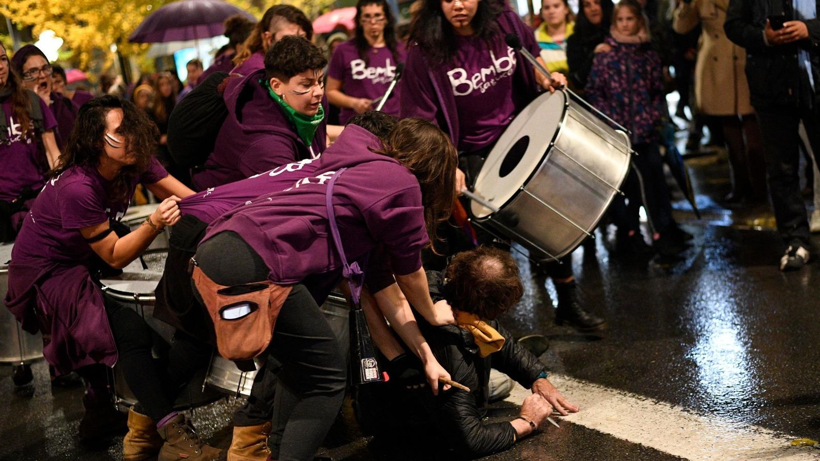 Momento en el que hombre de la navaja es reducido por las mujeres en el 25-N.