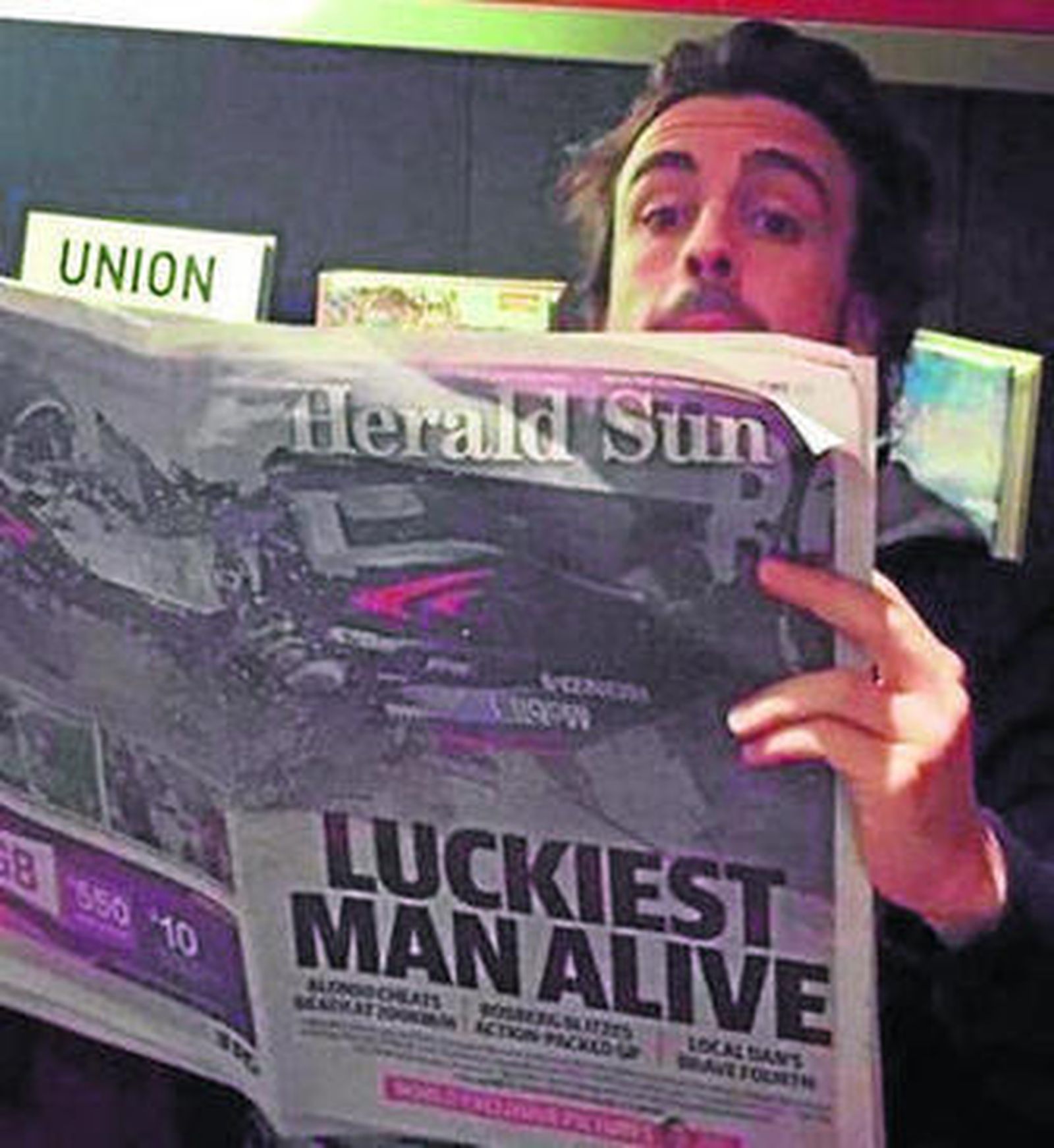 El piloto salió ileso del accidente y bromeaba ayer con esta foto.