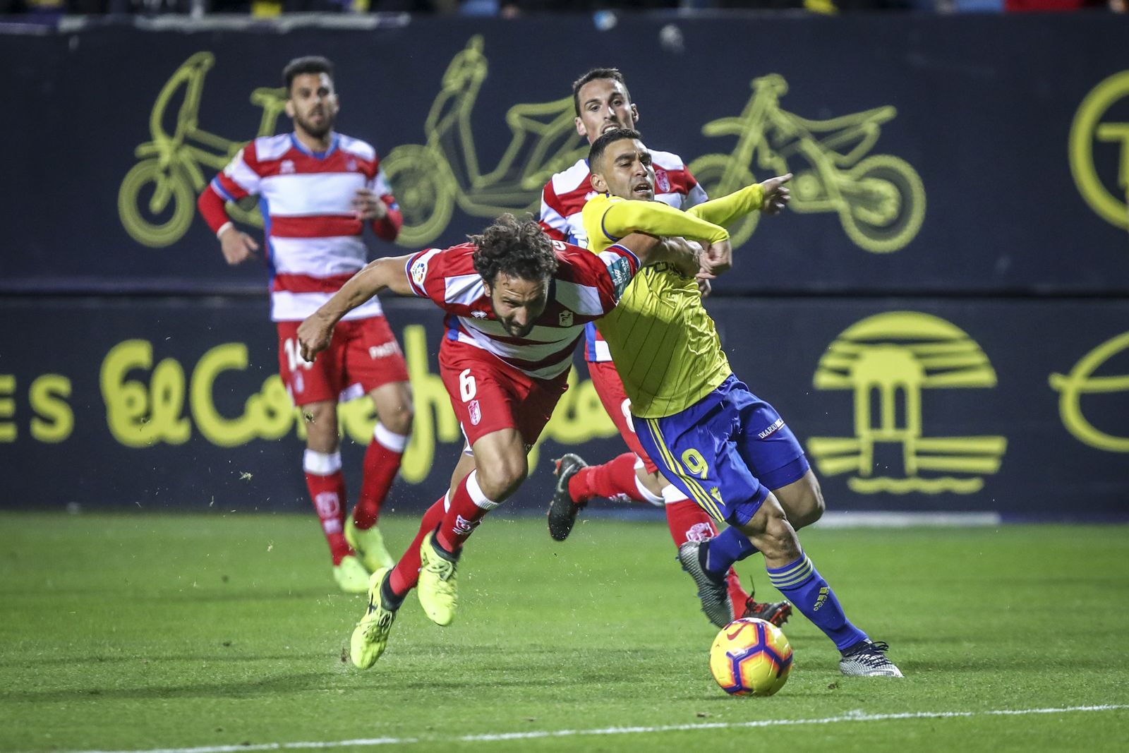 El central nazarí Germán trata de ganar la acción al cadista Dani Romera.