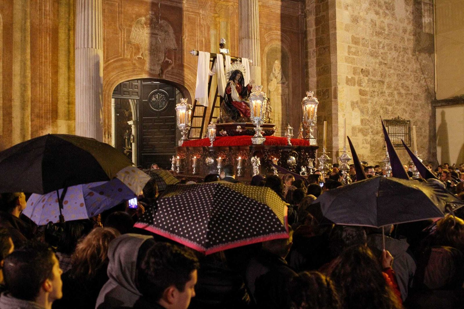Tiempo en Granada | Capirotes y paraguas para el Martes Santo en la provincia