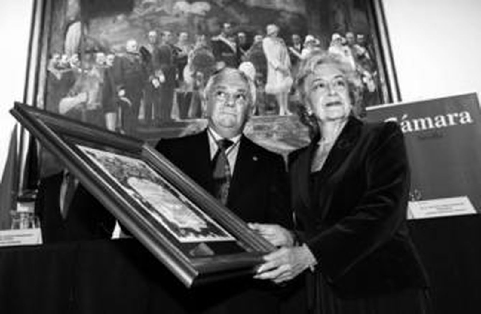 El presidente de la Cámara, Francisco Herrero, entrega la distinción a María Teresa Alvarado, viuda de Manuel Otero Luna.