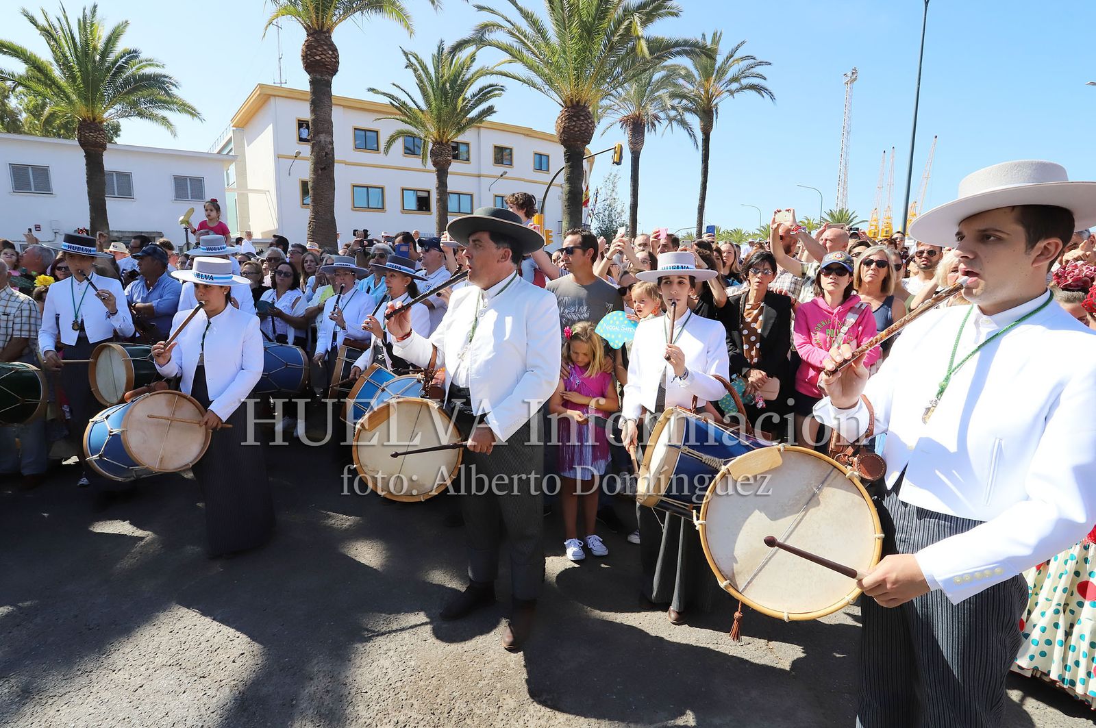 Imágenes de ambiente en la salida de la Hermandad de Huelva