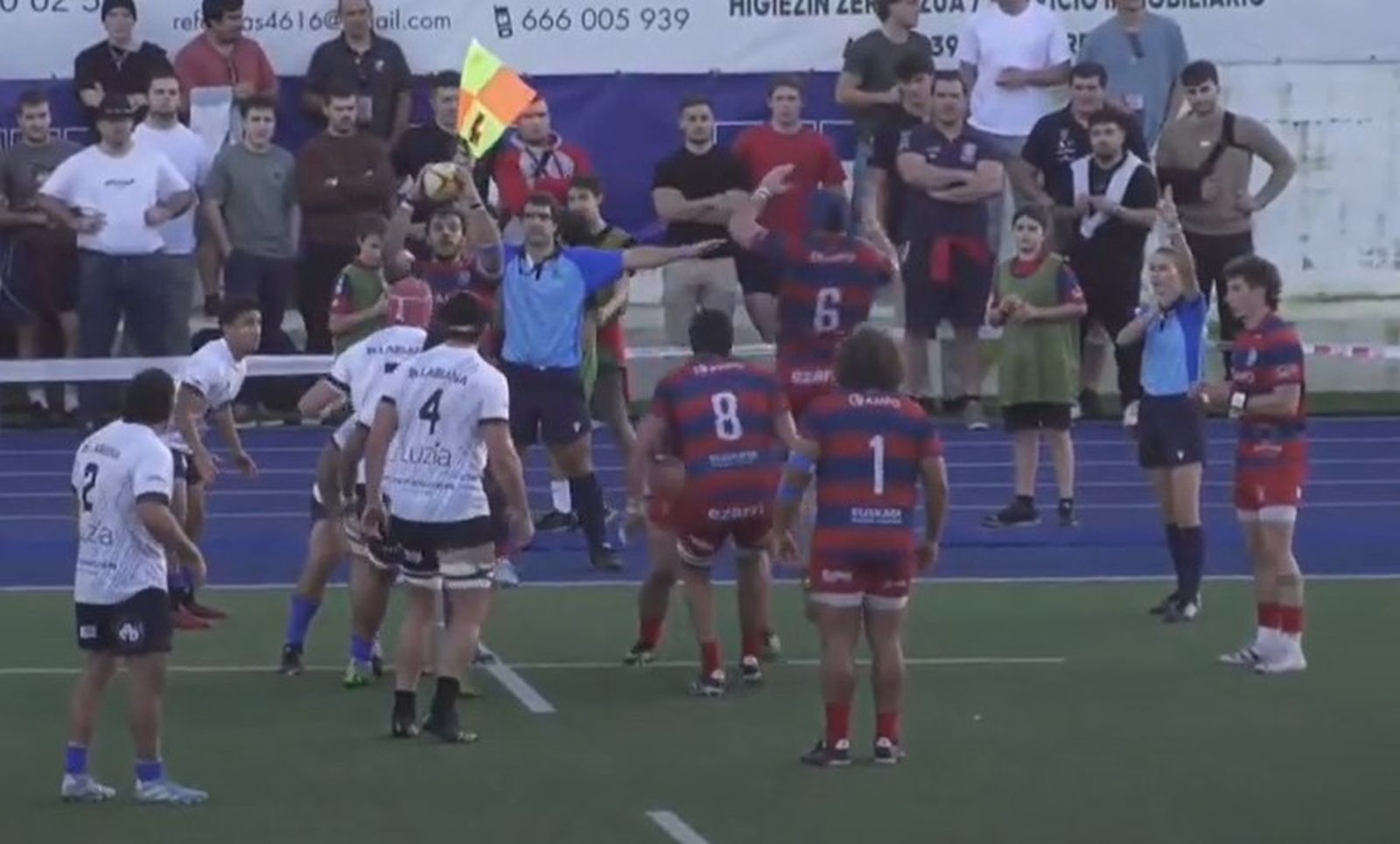 El equipo local introduce una touch durante el partido.