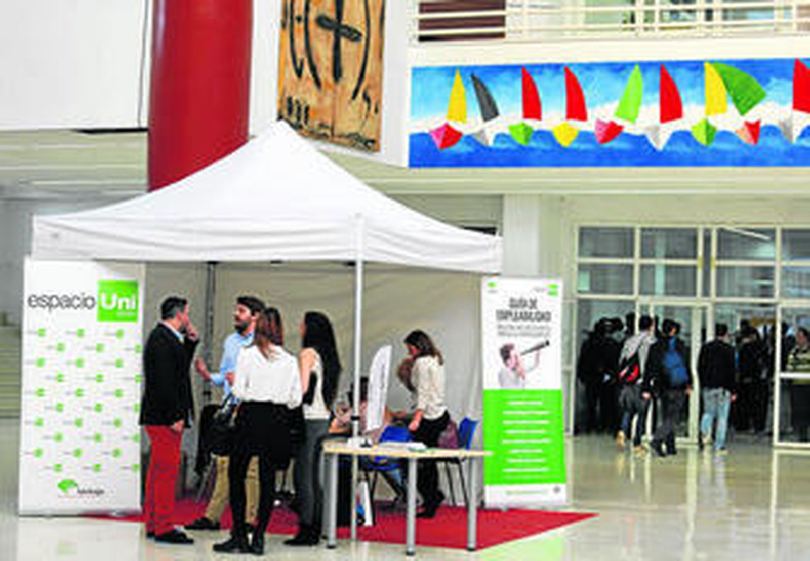 Uno de los expositores de la feria, en la que participan 20 entidades, entre bufetes e instituciones.