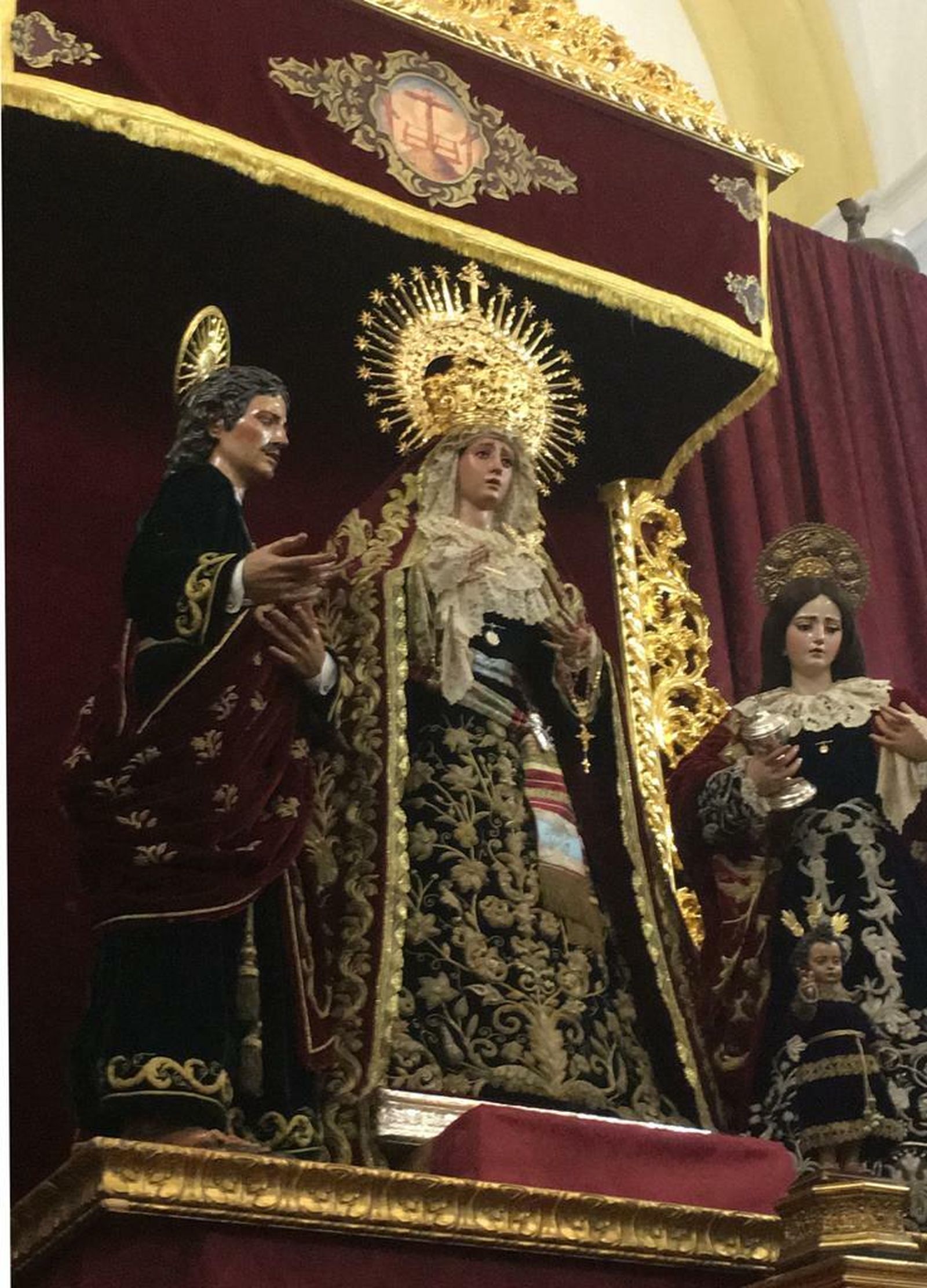 La Virgen de Montserrat acompañada de San Juan y la Magdalena.