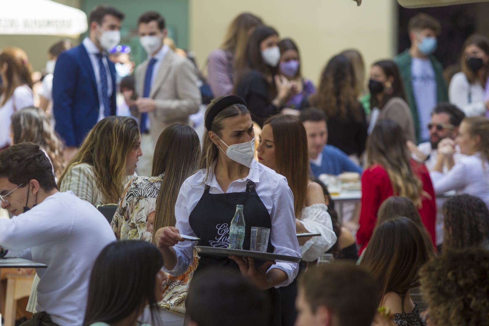Una camarera en Málaga en abril de 2021