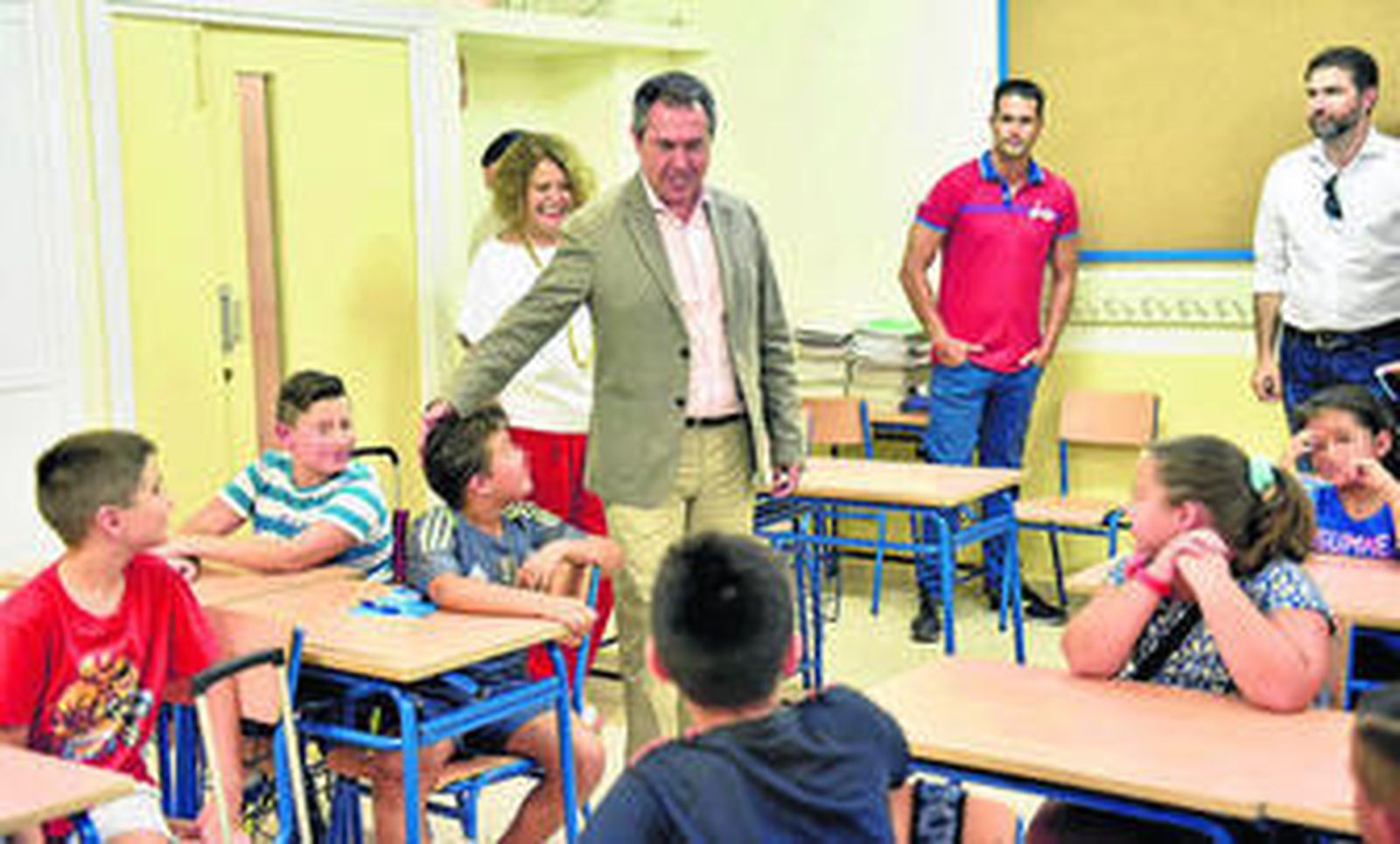 Juan Espadas visitó ayer el CEIP Arrayanes, en Alcosa.