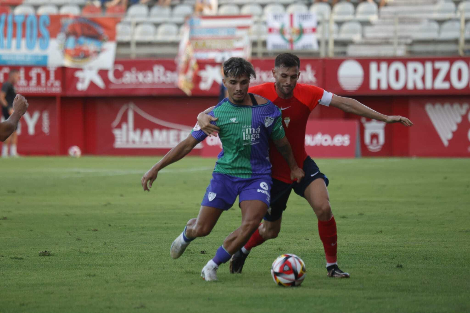 Iván Turrillo forcejea con Kevin Medina durante el partido