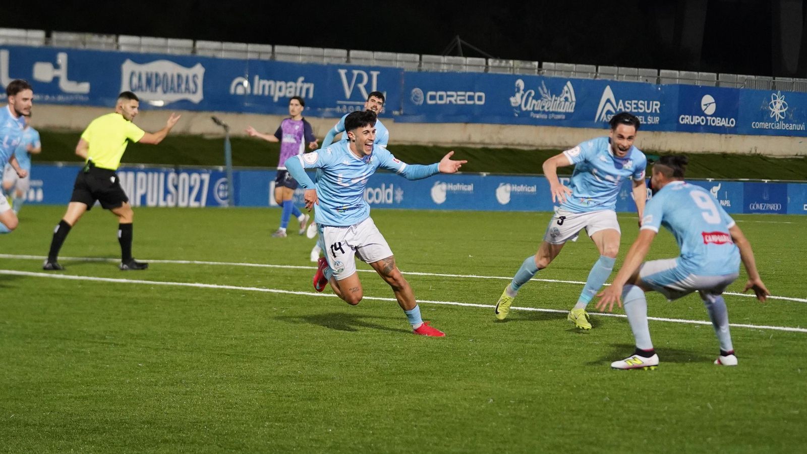 Sergio Rivera (Ciudad de Lucena) celebra su gol al Bollullos.