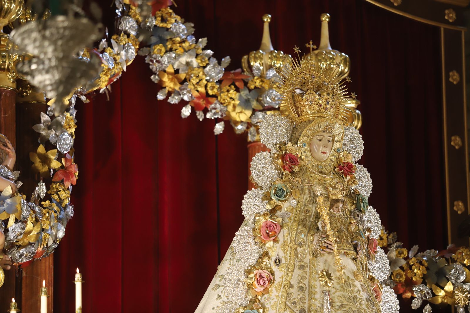 Imágenes de la misa de Pentecostés atípica y a puerta cerrada por el coronavirus, en la parroquia de la Asunción de Almonte