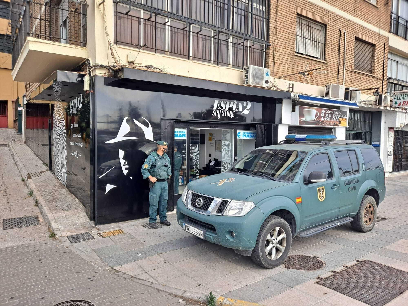 Registro de la Guardia Civil en la tienda de espionaje, en Algeciras.
