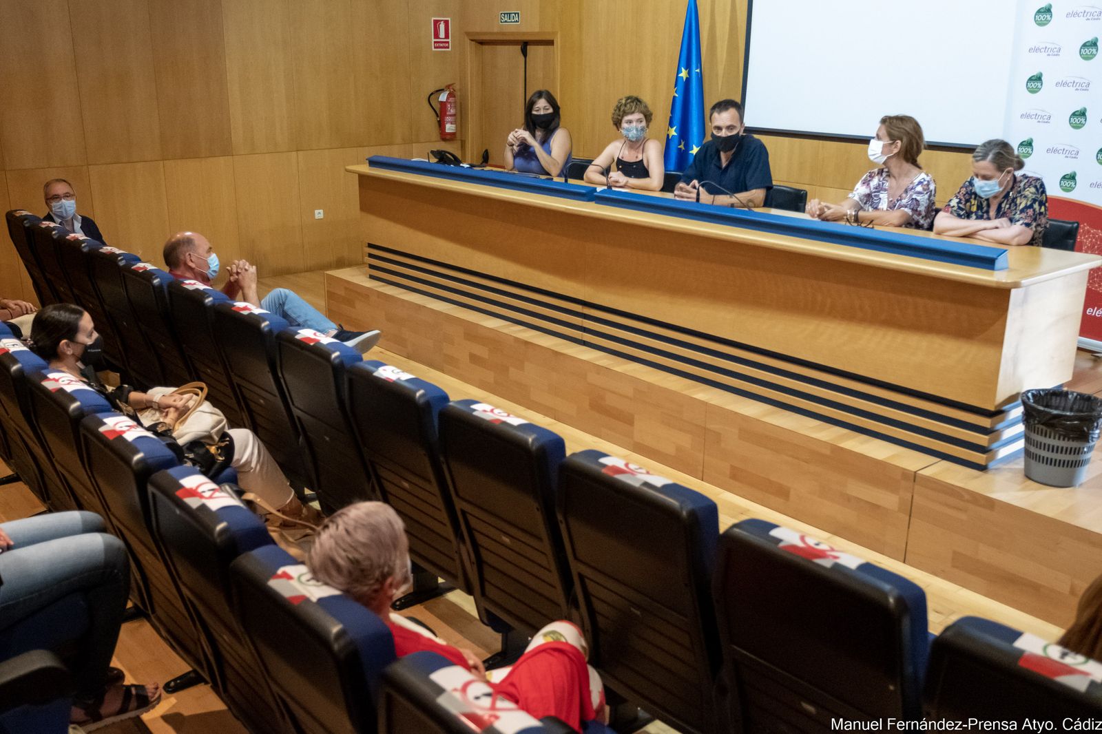 Un momento del acto de entrega de las tablets por parte de Eléctrica de Cádiz.