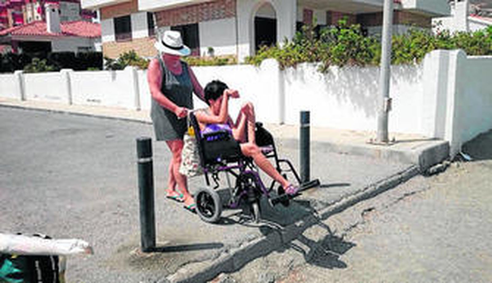 Los bordillos del acerado suponen una dificultad para los usuarios de silla de ruedas.