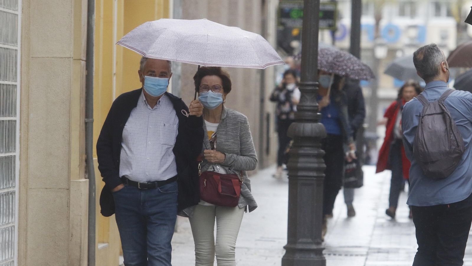 Una pareja pasea por una céntrica calle de Córdoba en el primer día de fase 1.