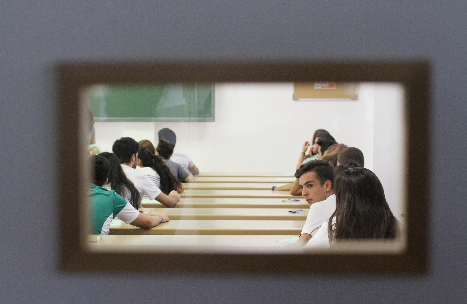 Estudiantes realizando un examen en una facultad de la US.