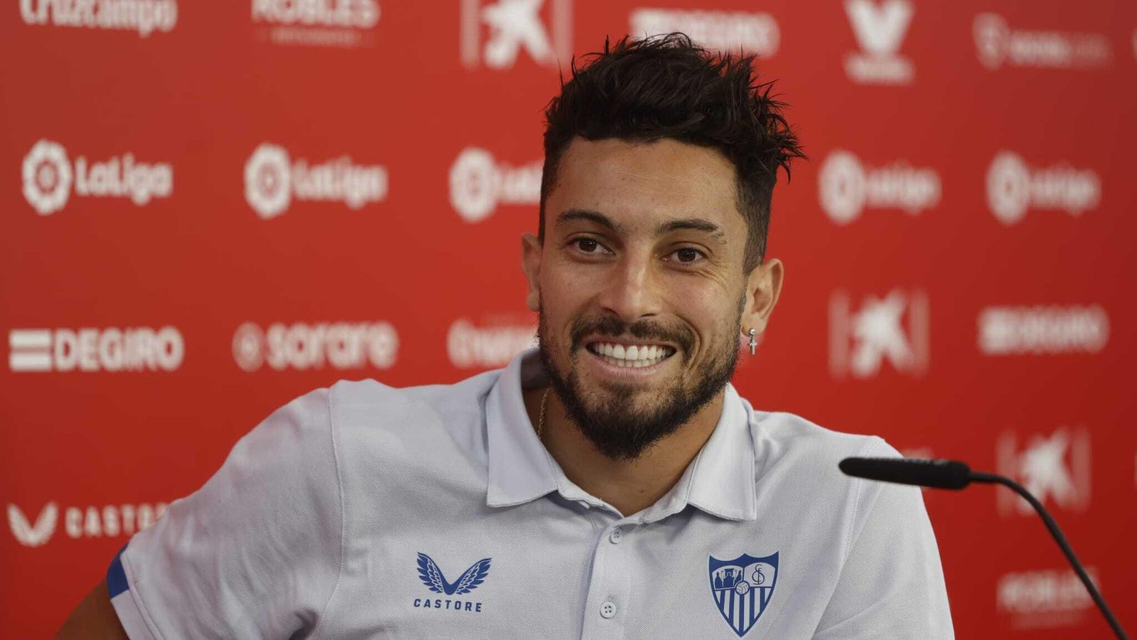 Alex Telles sonríe ante los medios de comunicación.