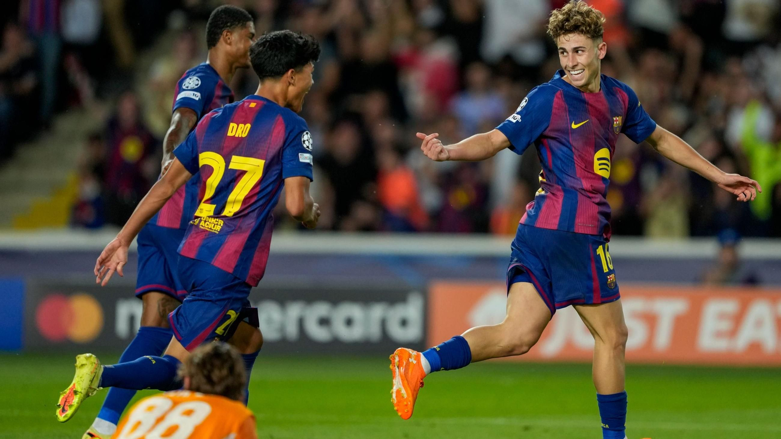 Fermín López celebra uno de los tres goles que le hizo al Olympiacos griego.