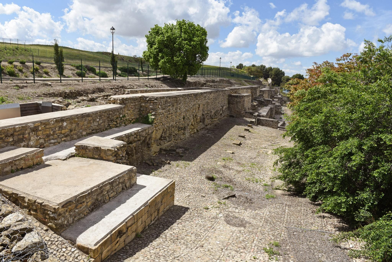 Un paseo por las Murallas de Antonio Machado, donde el poeta encontró inspiración para muchas creaciones literarias.
