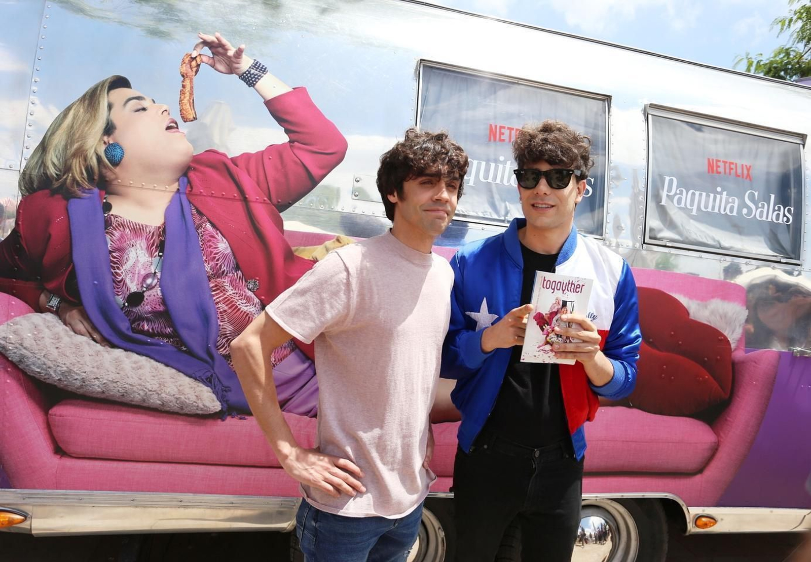 'Los Javis' ante la caravana promocional de su serie en Netflix que recaló en Sevilla. El canario Brays Efe encarna a 'Paquita Salas.'