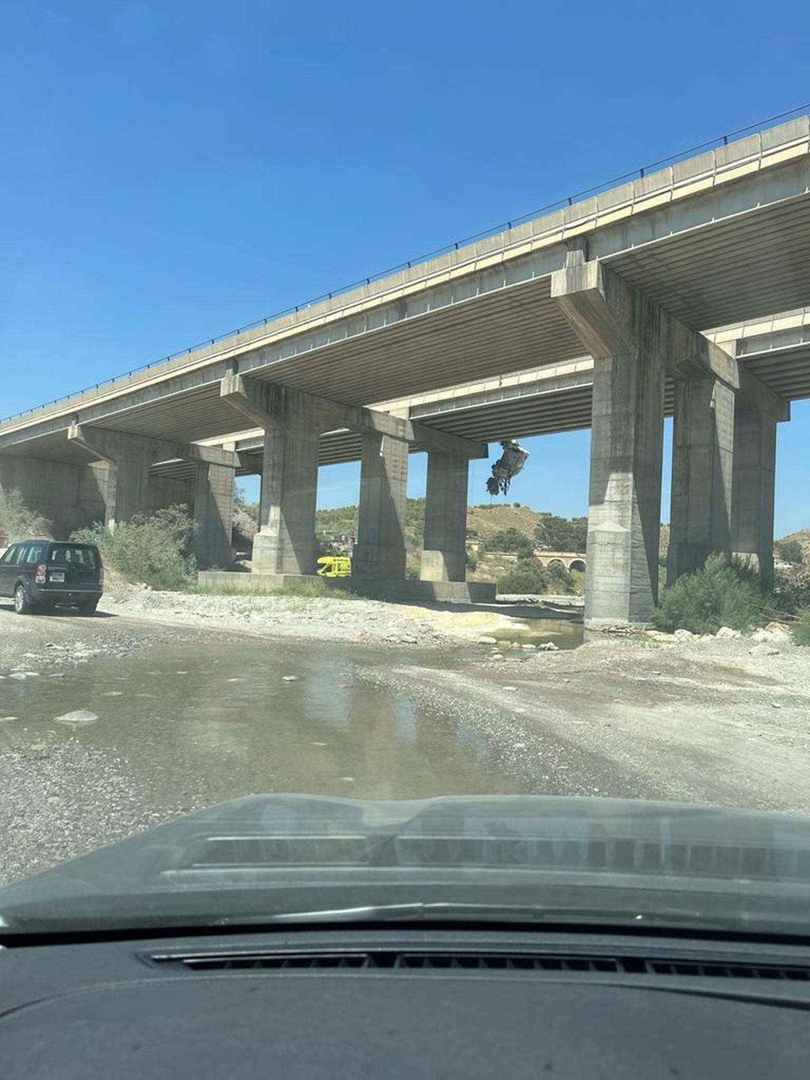 La cabina ha quedado colgando por el puente.