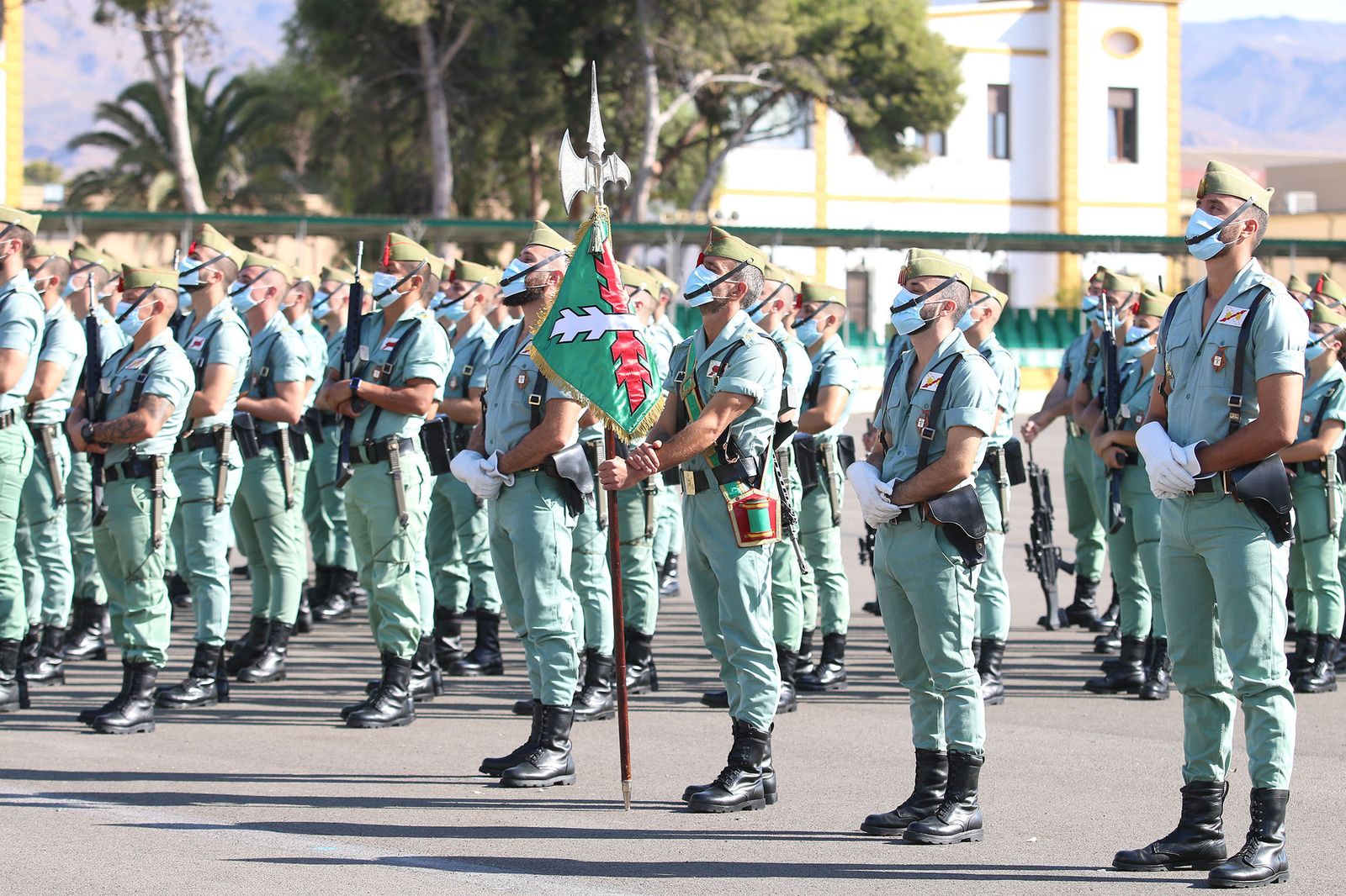 Fotogalería de la ministra de Defensa, Margarita Robles, a La Legión