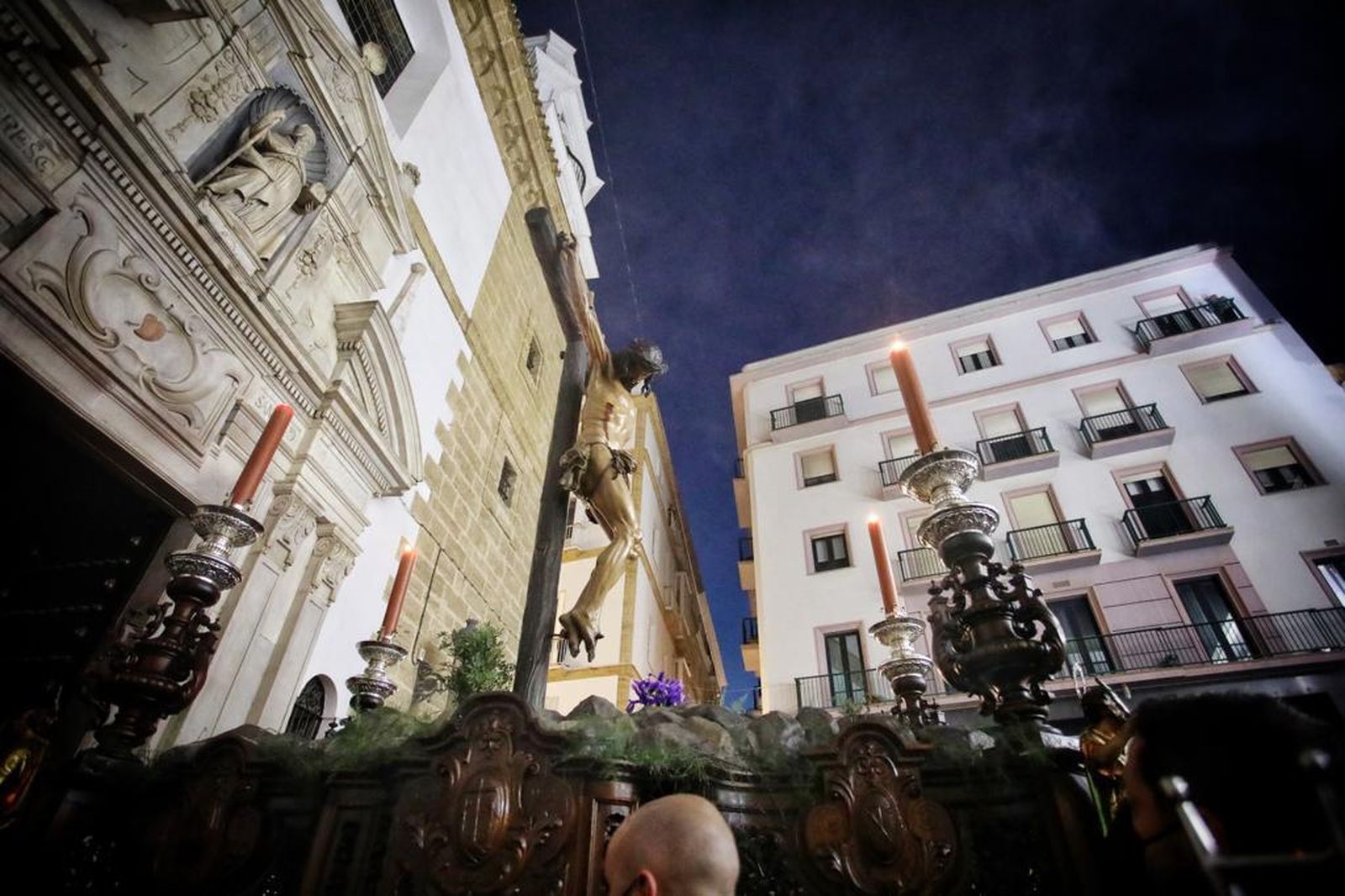 El paso de la Buena Muerte, a la salida de San Agustín.