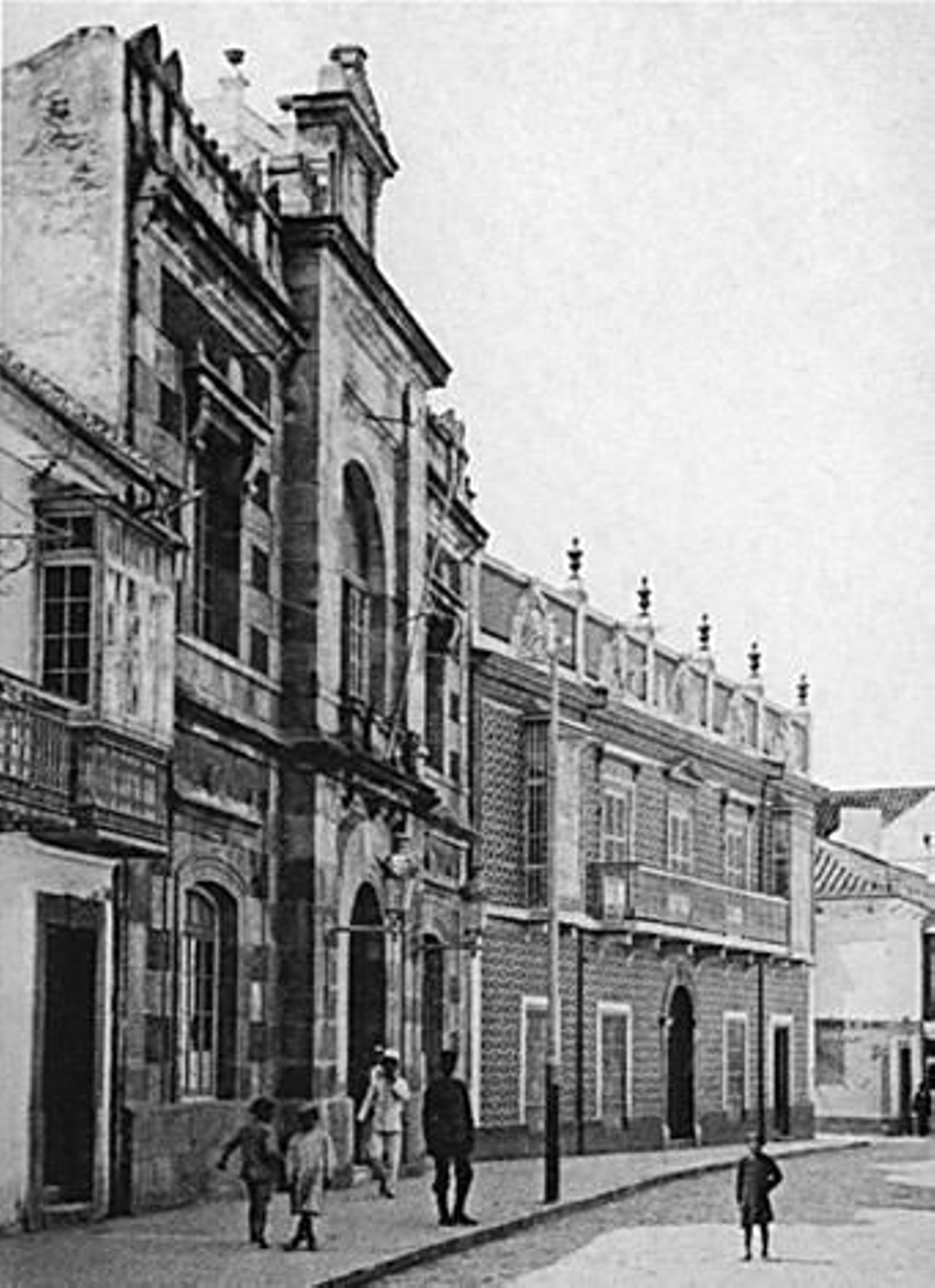 El Ayuntamiento de Algeciras y, al lado, la casa de los muñecos