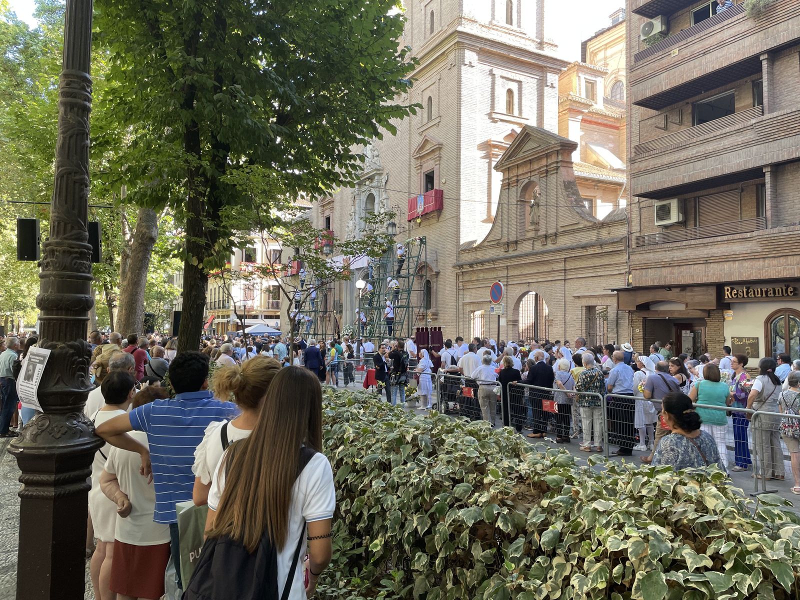Así estaba el ambiente en la ofrenda floral a la Virgen de las Angustias